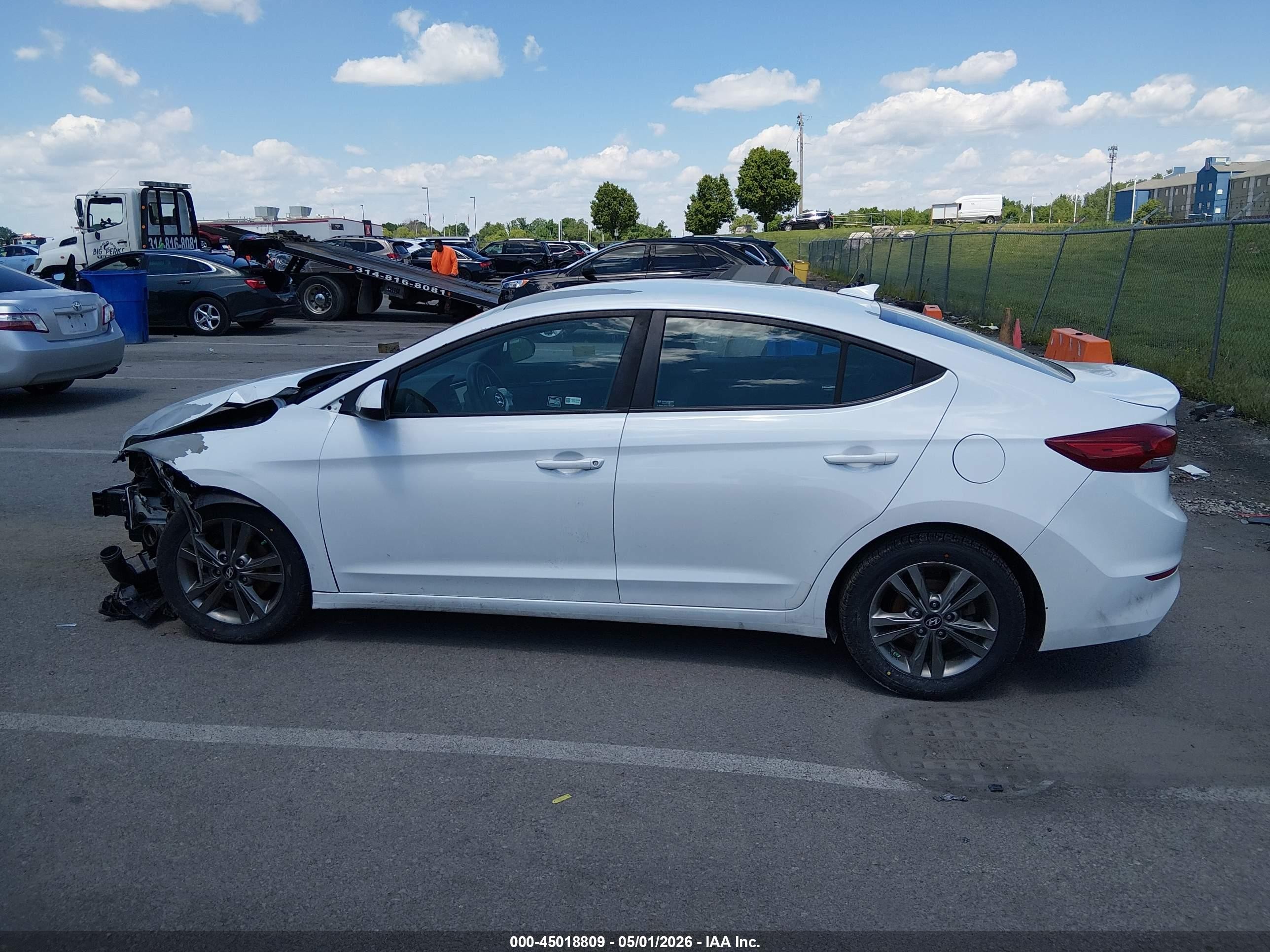 2018 Hyundai Elantra Sel White vin: 5NPD84LF5JH327189