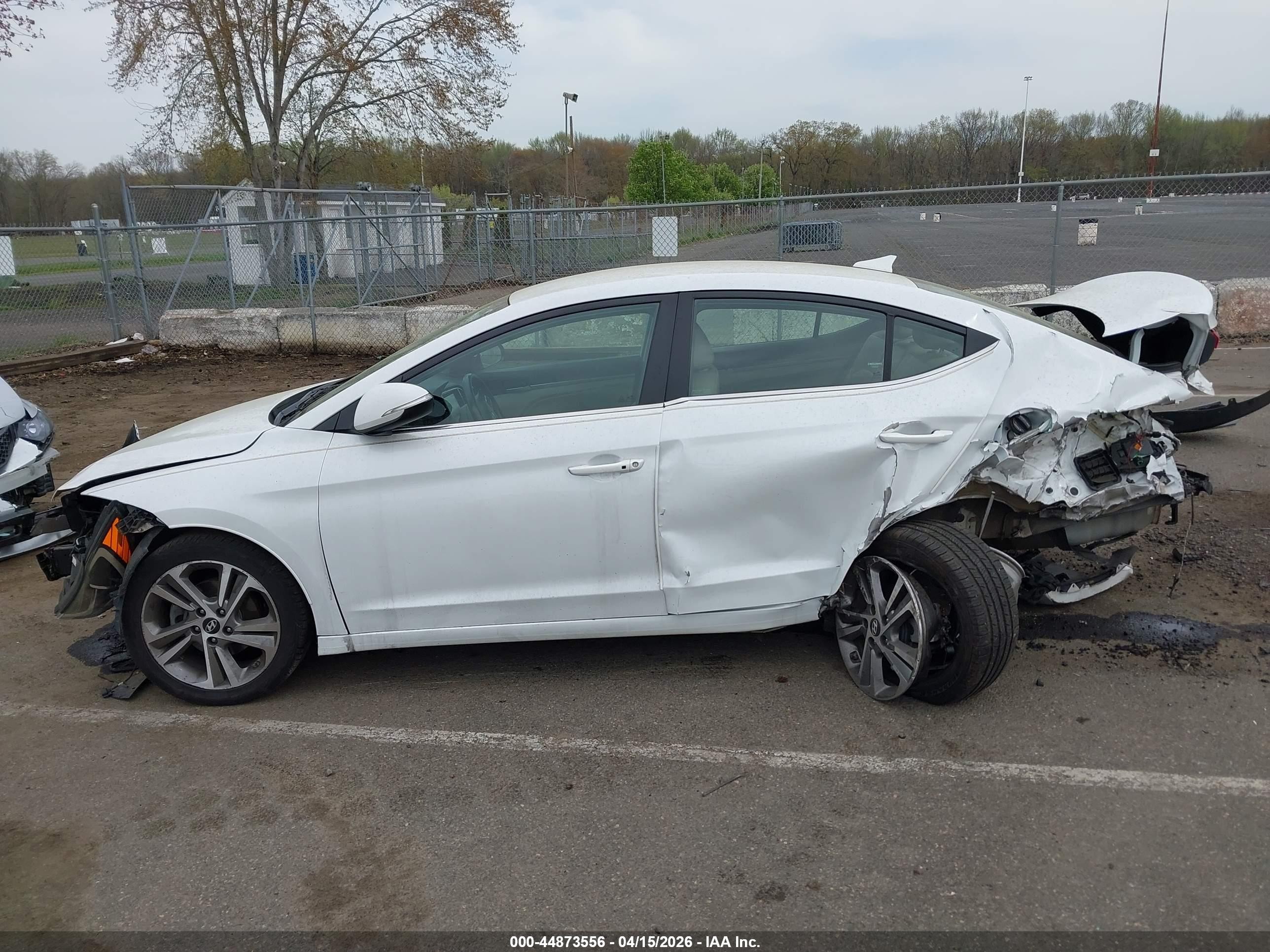 2018 Hyundai Elantra Limited White vin: 5NPD84LF5JH377459