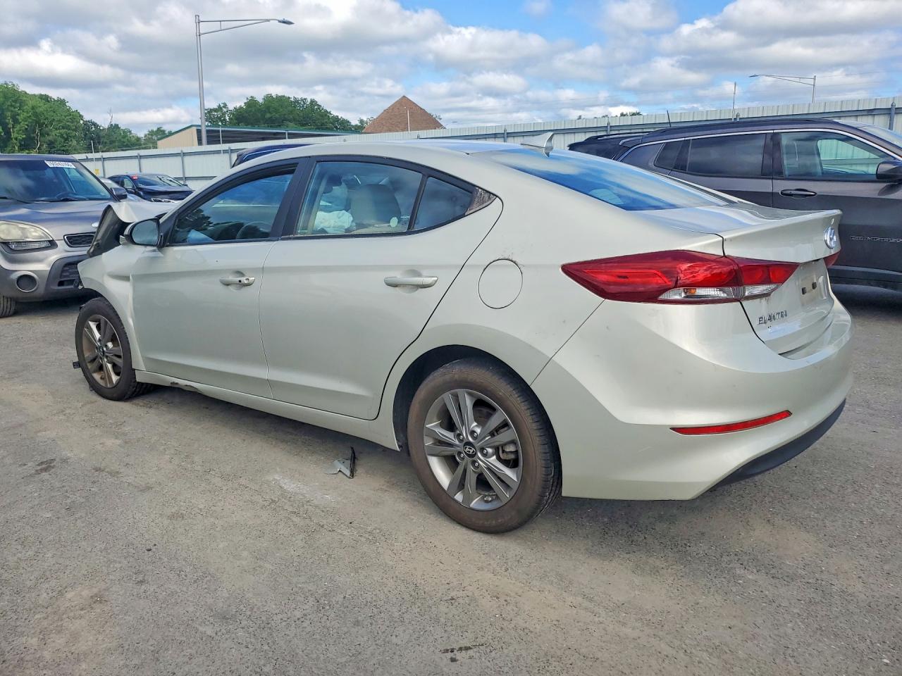 2018 Hyundai Elantra Value Edition Beige vin: 5NPD84LF5JH386176