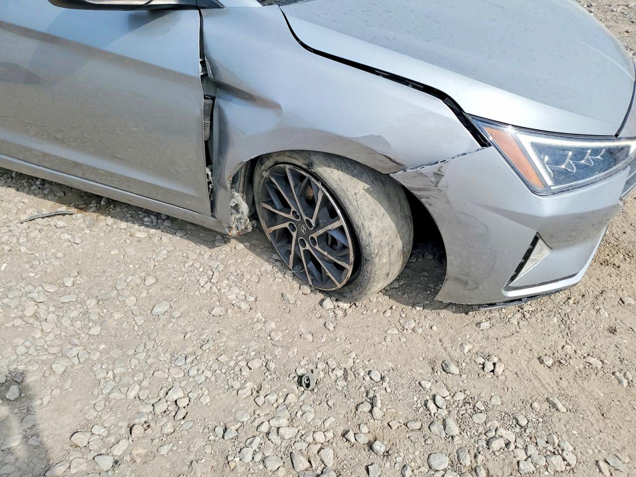 2020 Hyundai Elantra Silver vin: 5NPD84LF8LH606848