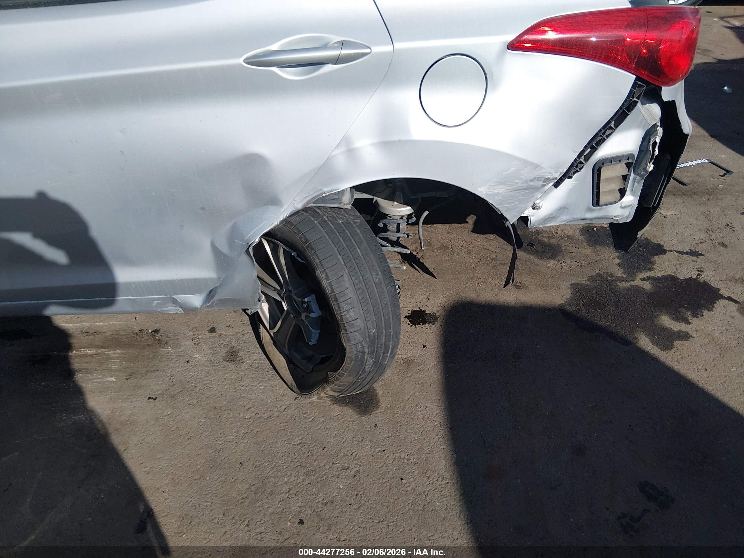 2012 Hyundai Elantra Gls Silver vin: 5NPDH4AE2CH080968