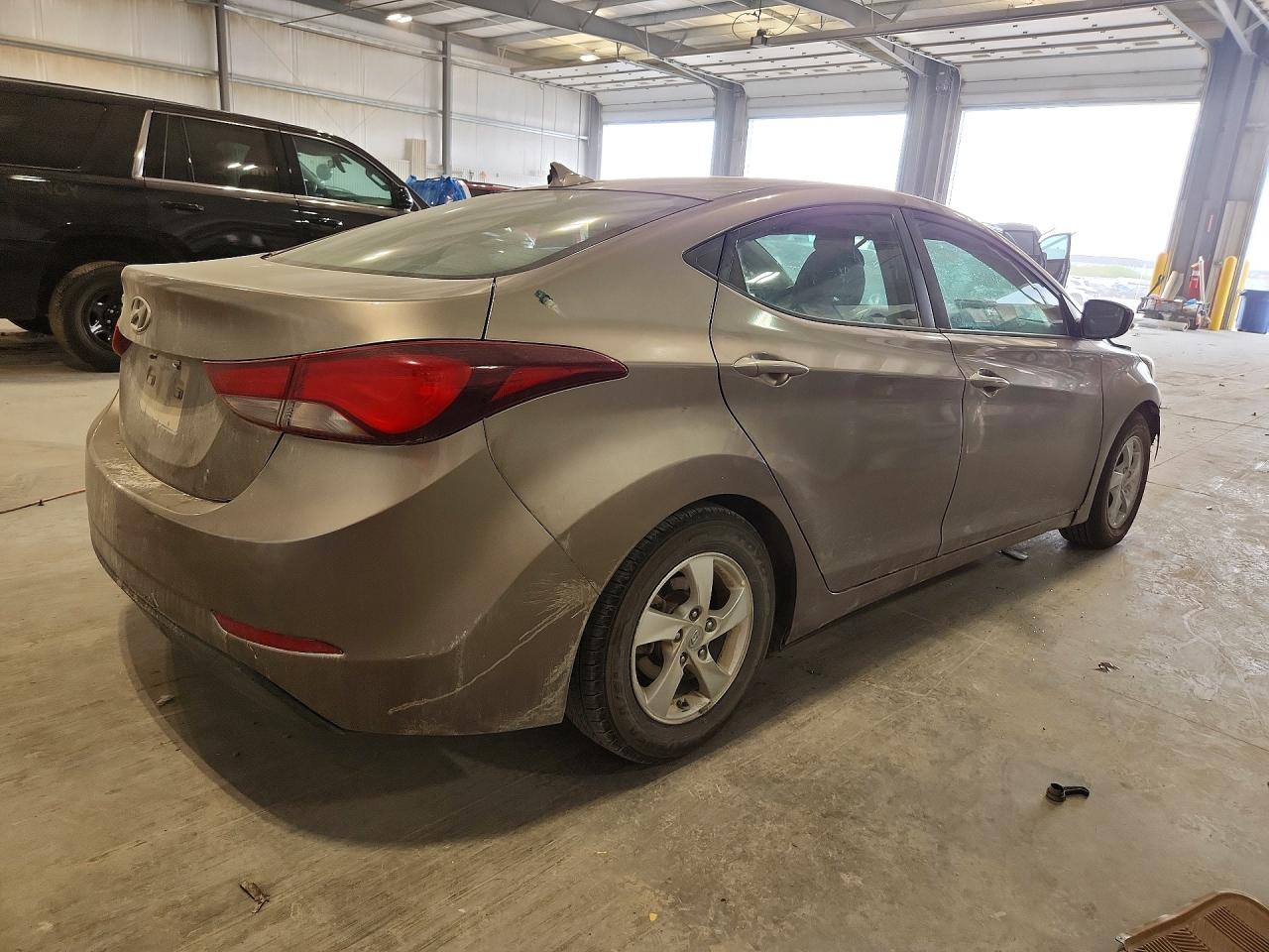 2015 Hyundai Elantra Se Brown vin: 5NPDH4AE4FH642115