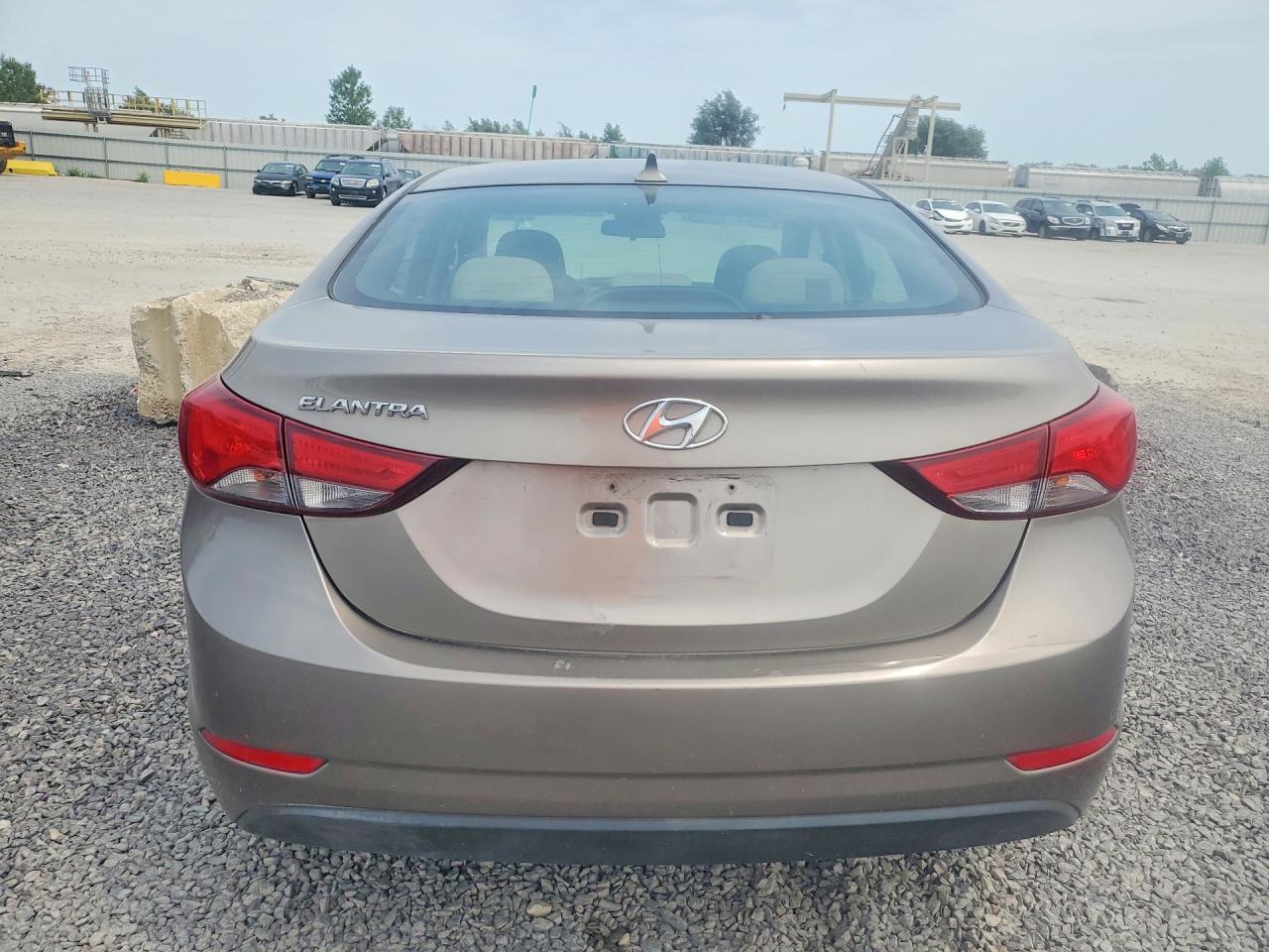 2015 Hyundai Elantra Se Brown vin: 5NPDH4AE5FH561897