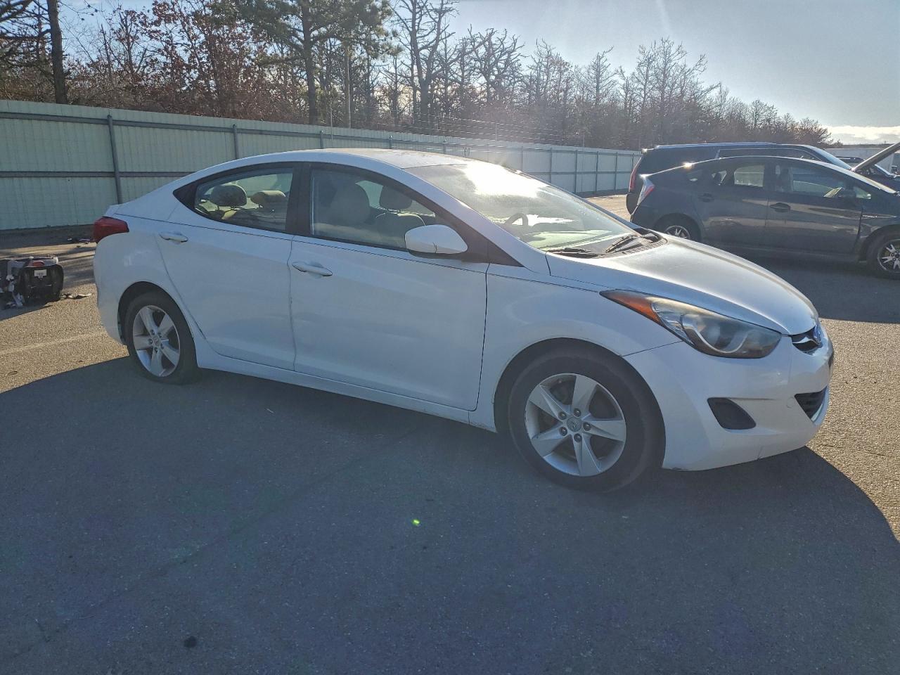 2011 Hyundai Elantra White vin: 5NPDH4AE7BH029948