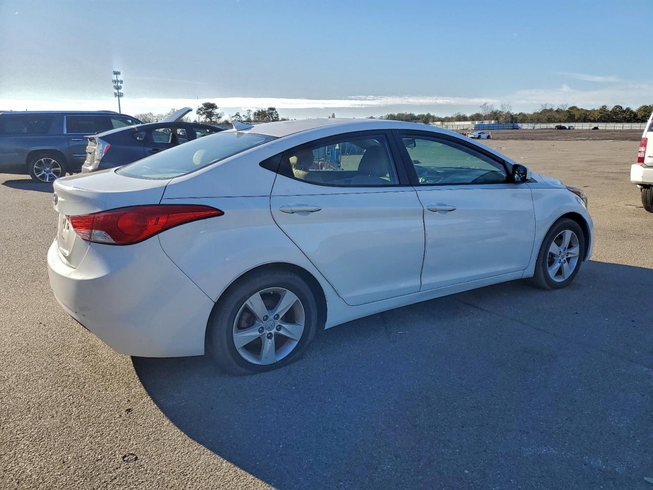 2011 Hyundai Elantra White vin: 5NPDH4AE7BH029948