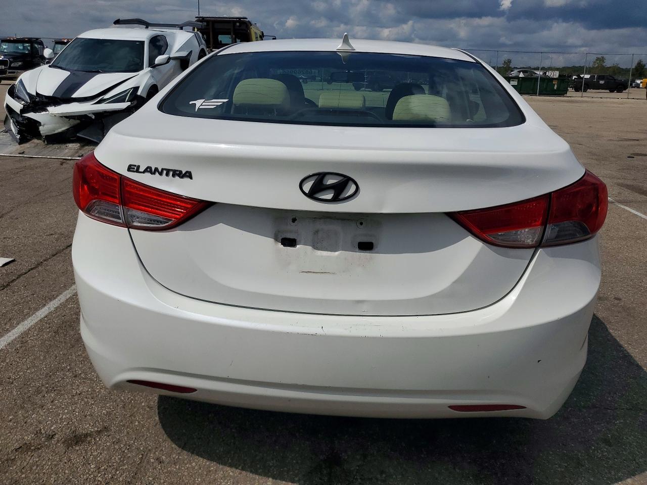 2012 Hyundai Elantra Gls White vin: 5NPDH4AE7CH065219