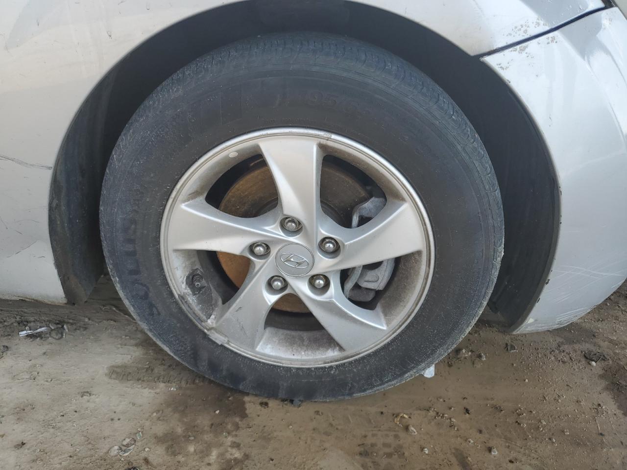 2014 Hyundai Elantra Se Silver vin: 5NPDH4AE7EH480477 Damage: Right Front Wheel, Curb Rash, 8 To 9 Inches
