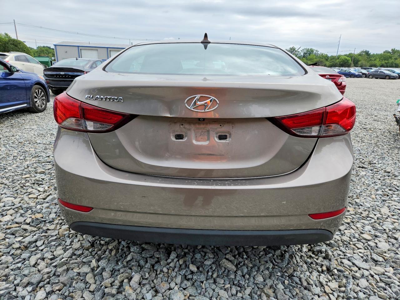 2015 Hyundai Elantra Se Brown vin: 5NPDH4AE7FH574036