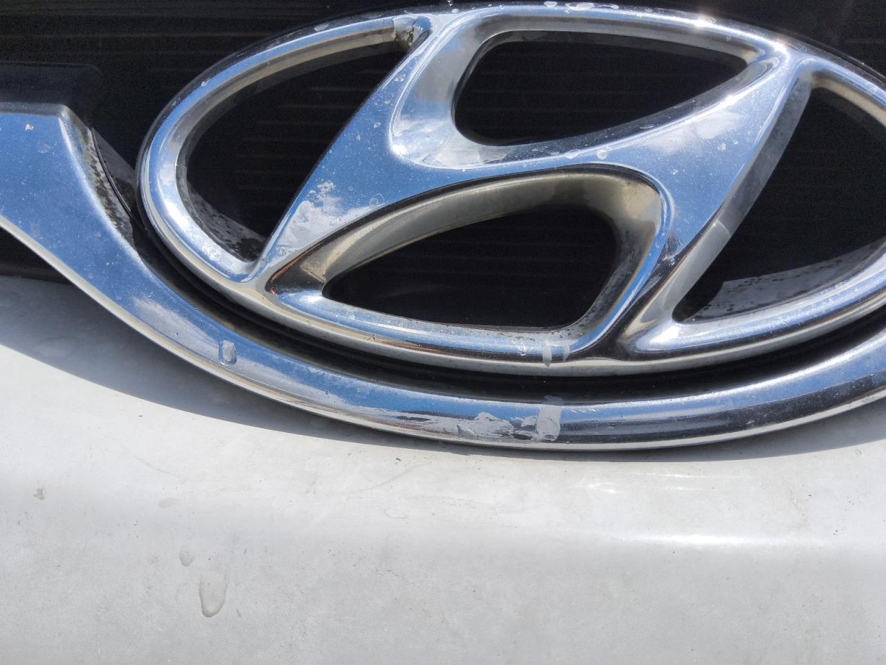 2015 Hyundai Elantra Se White vin: 5NPDH4AE7FH606855 Damage: Grille, Heavy Scratch, 1/2 To 1 Inch