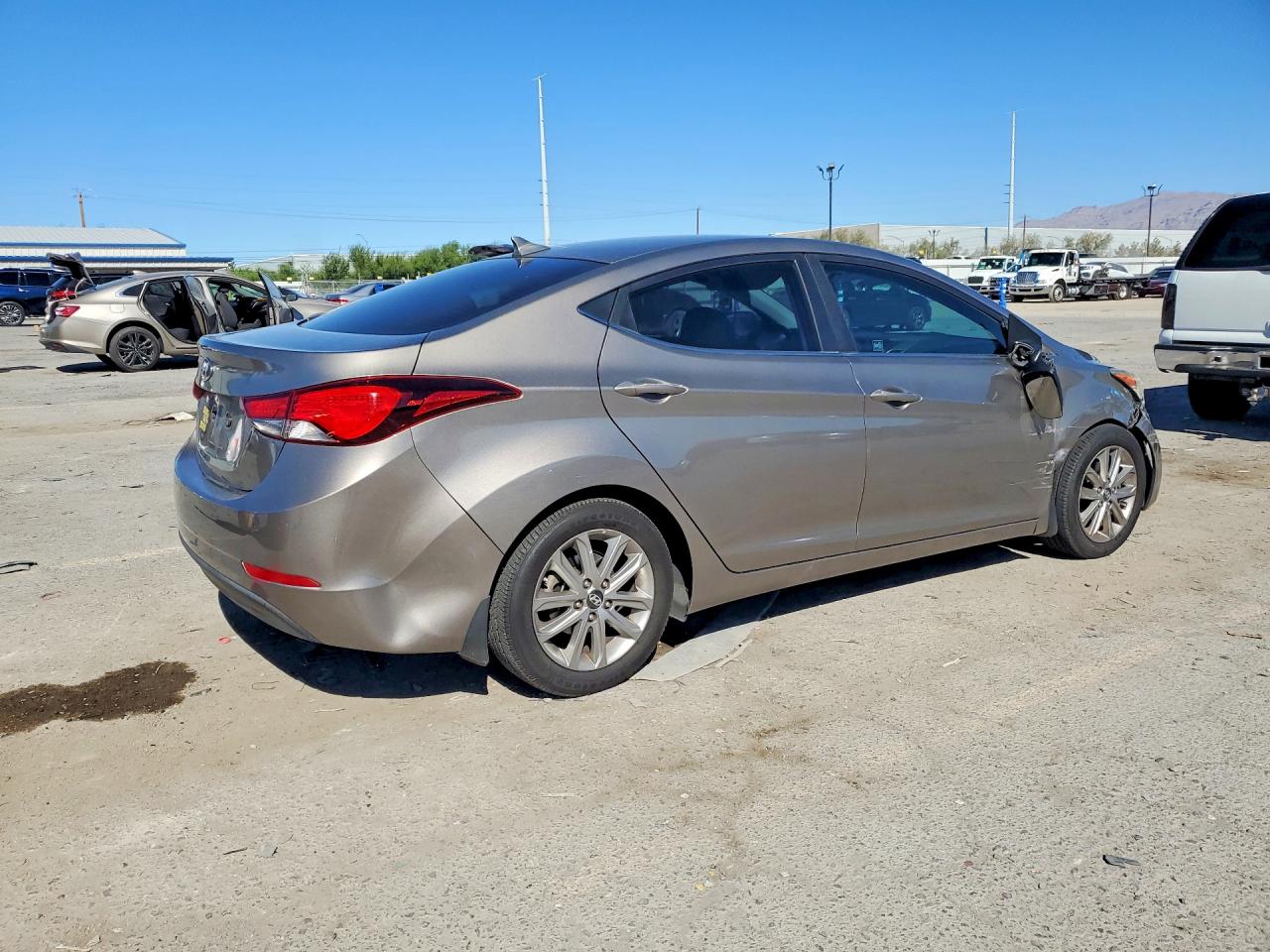 2015 Hyundai Elantra Se Brown vin: 5NPDH4AE8FH550263
