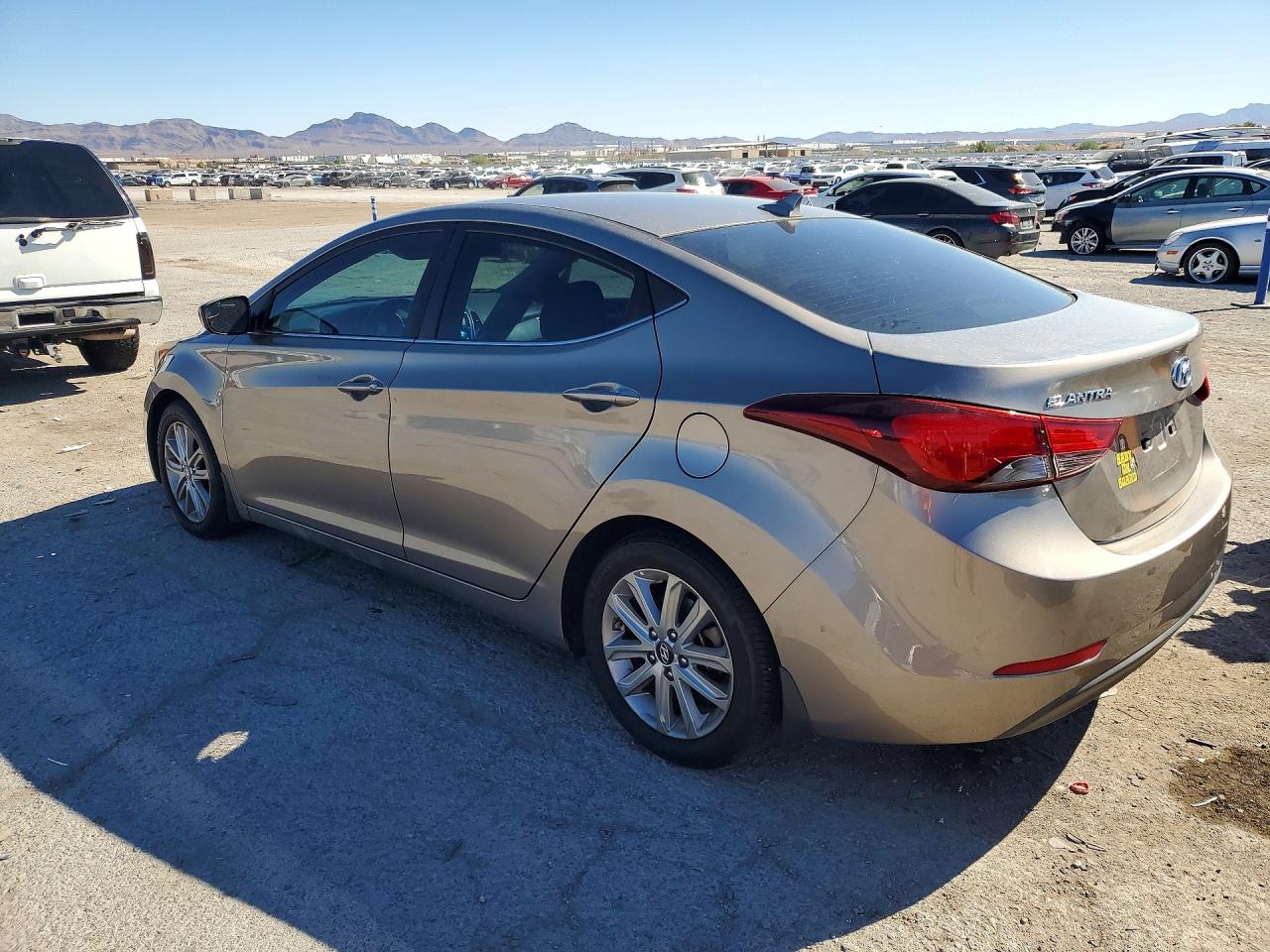 2015 Hyundai Elantra Se Brown vin: 5NPDH4AE8FH550263