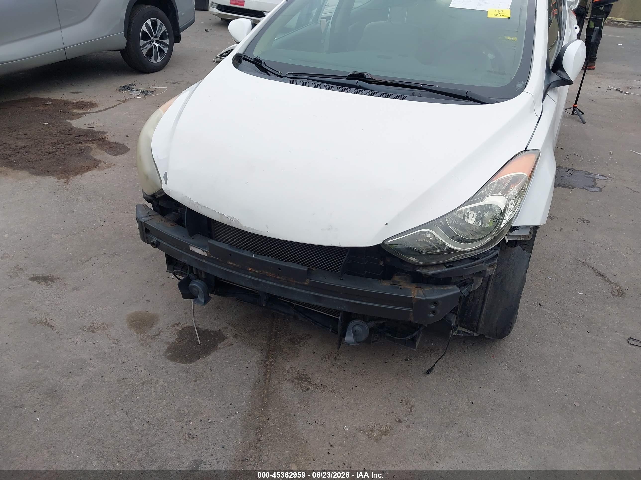 2012 Hyundai Elantra Gls White vin: 5NPDH4AE9CH070163