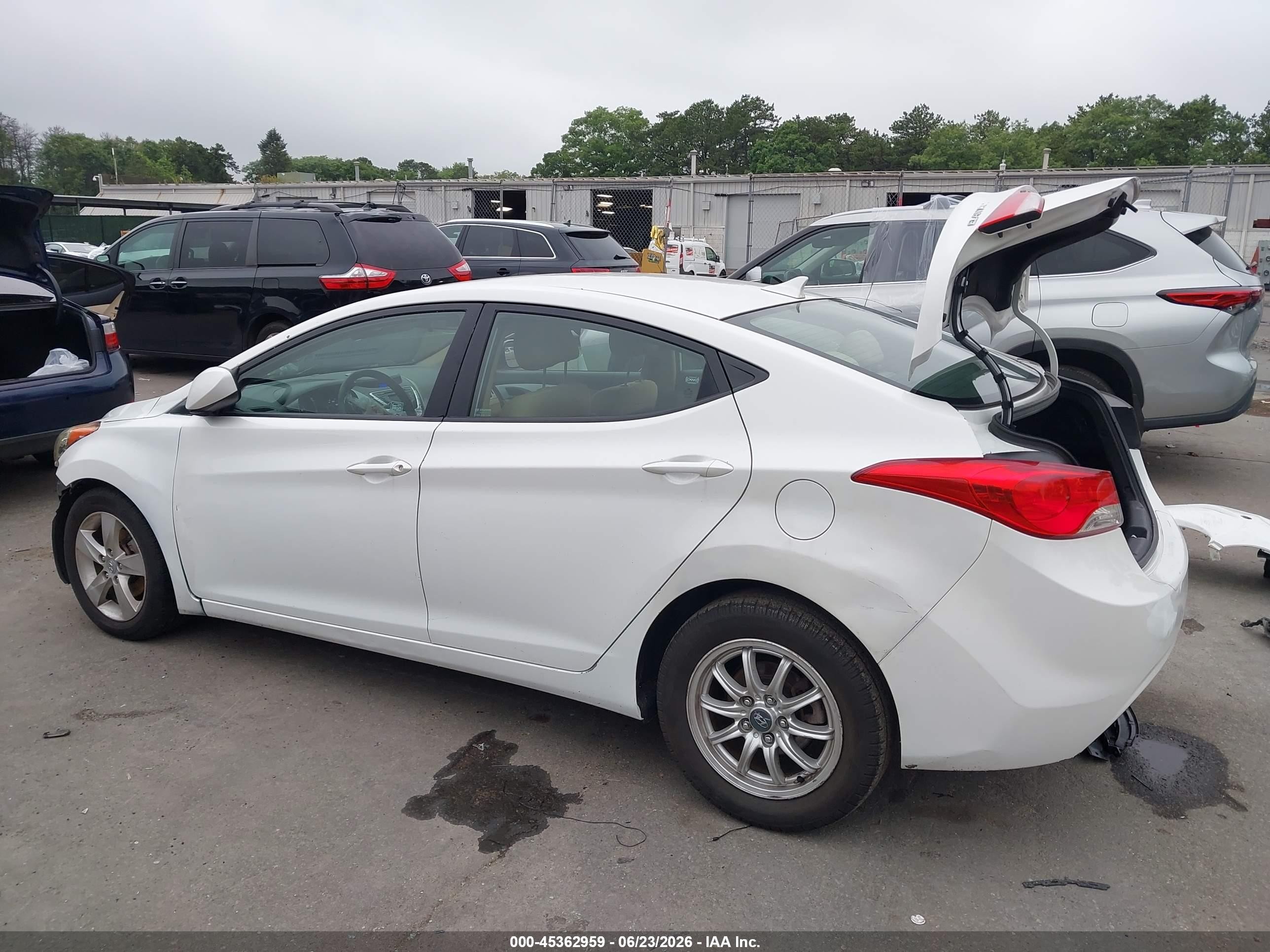 2012 Hyundai Elantra Gls White vin: 5NPDH4AE9CH070163