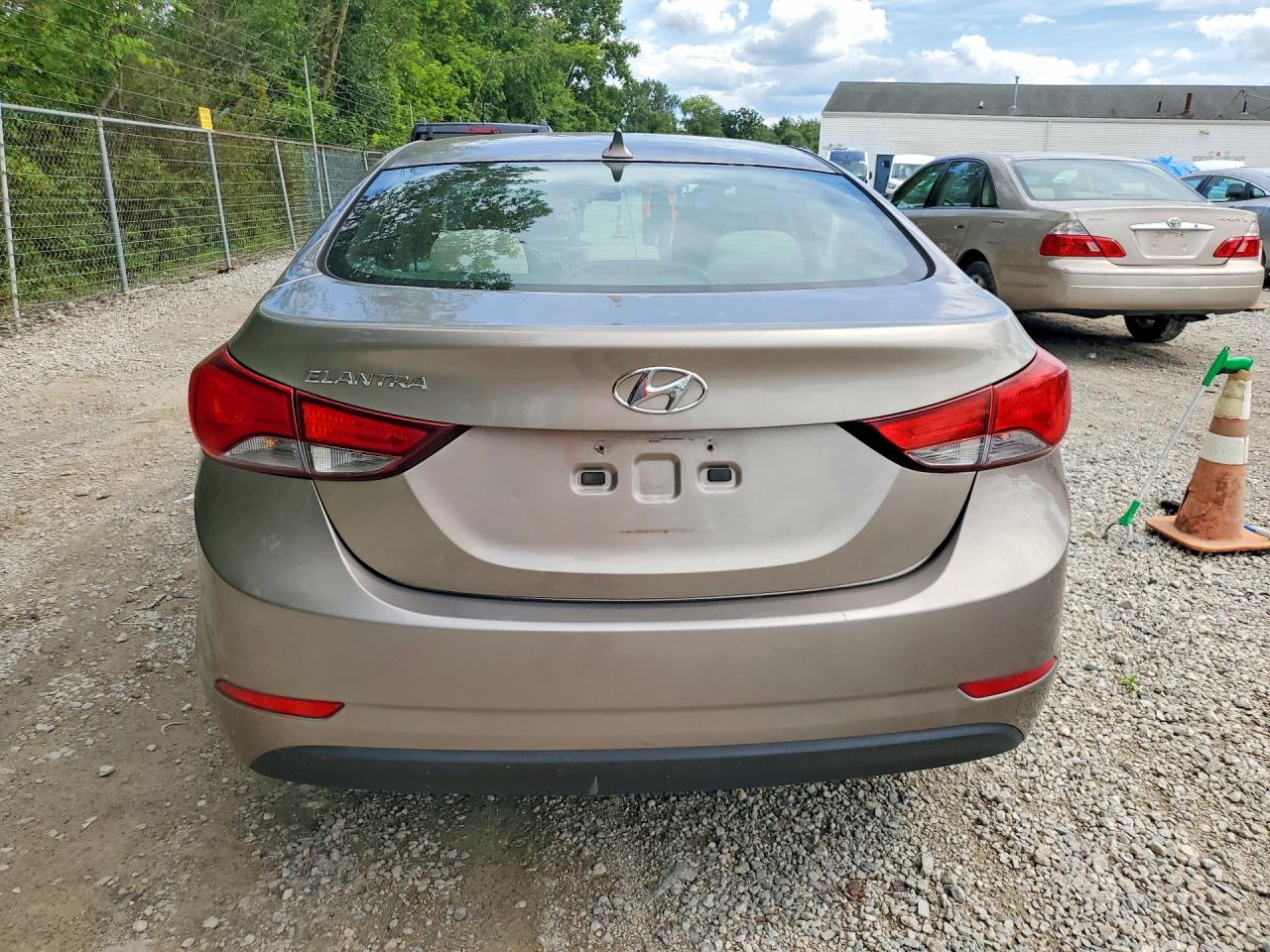 2014 Hyundai Elantra Se Brown vin: 5NPDH4AEXEH512578