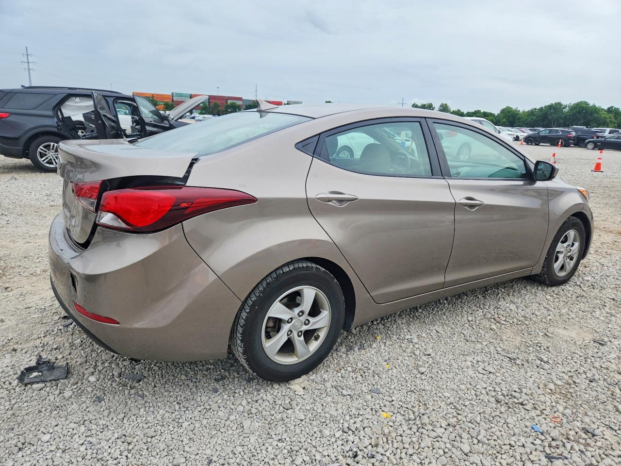 2015 Hyundai Elantra Se Brown vin: 5NPDH4AEXFH583832