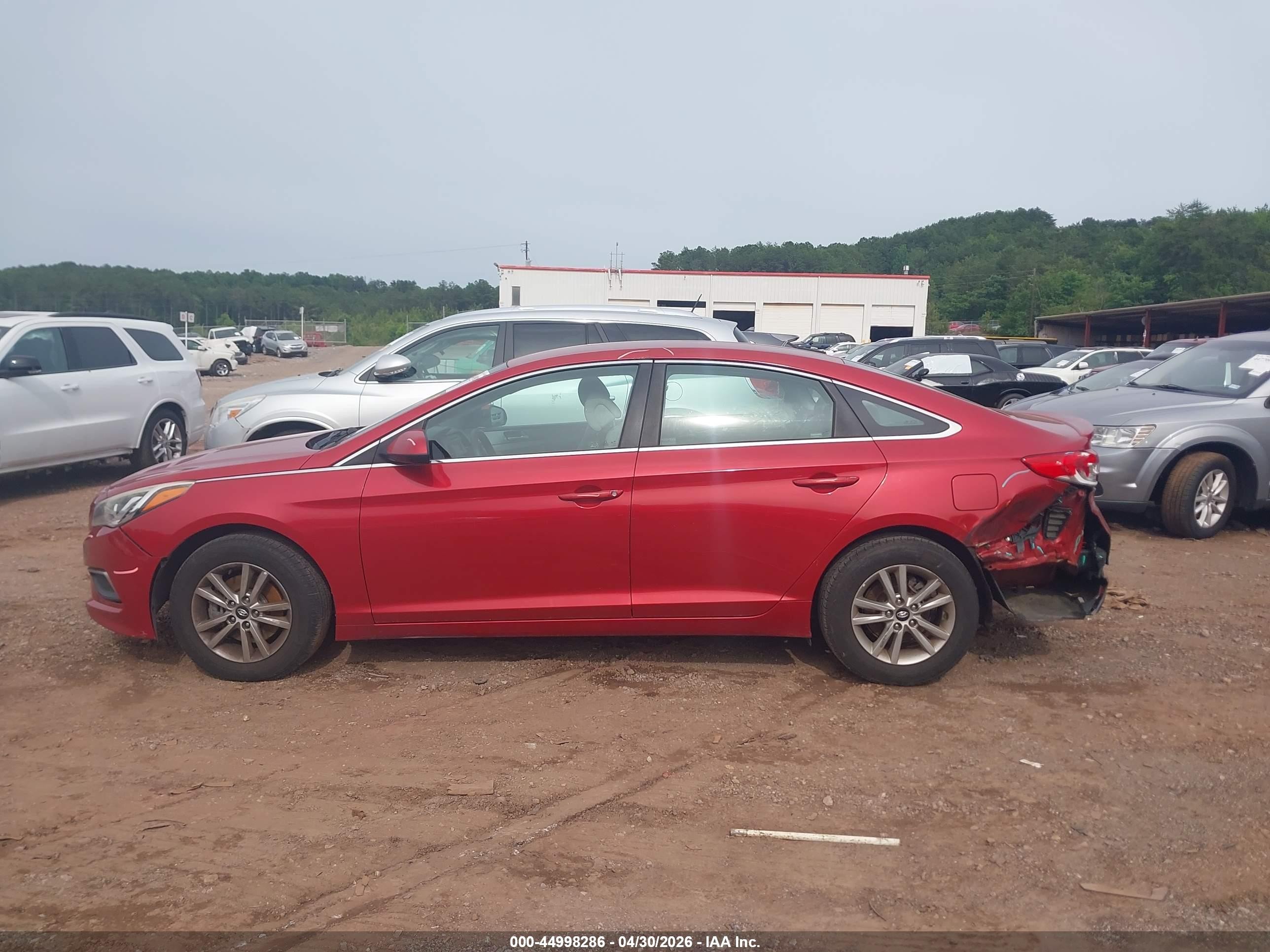 2017 Hyundai Sonata   Red vin: 5NPE24AF0HH515301