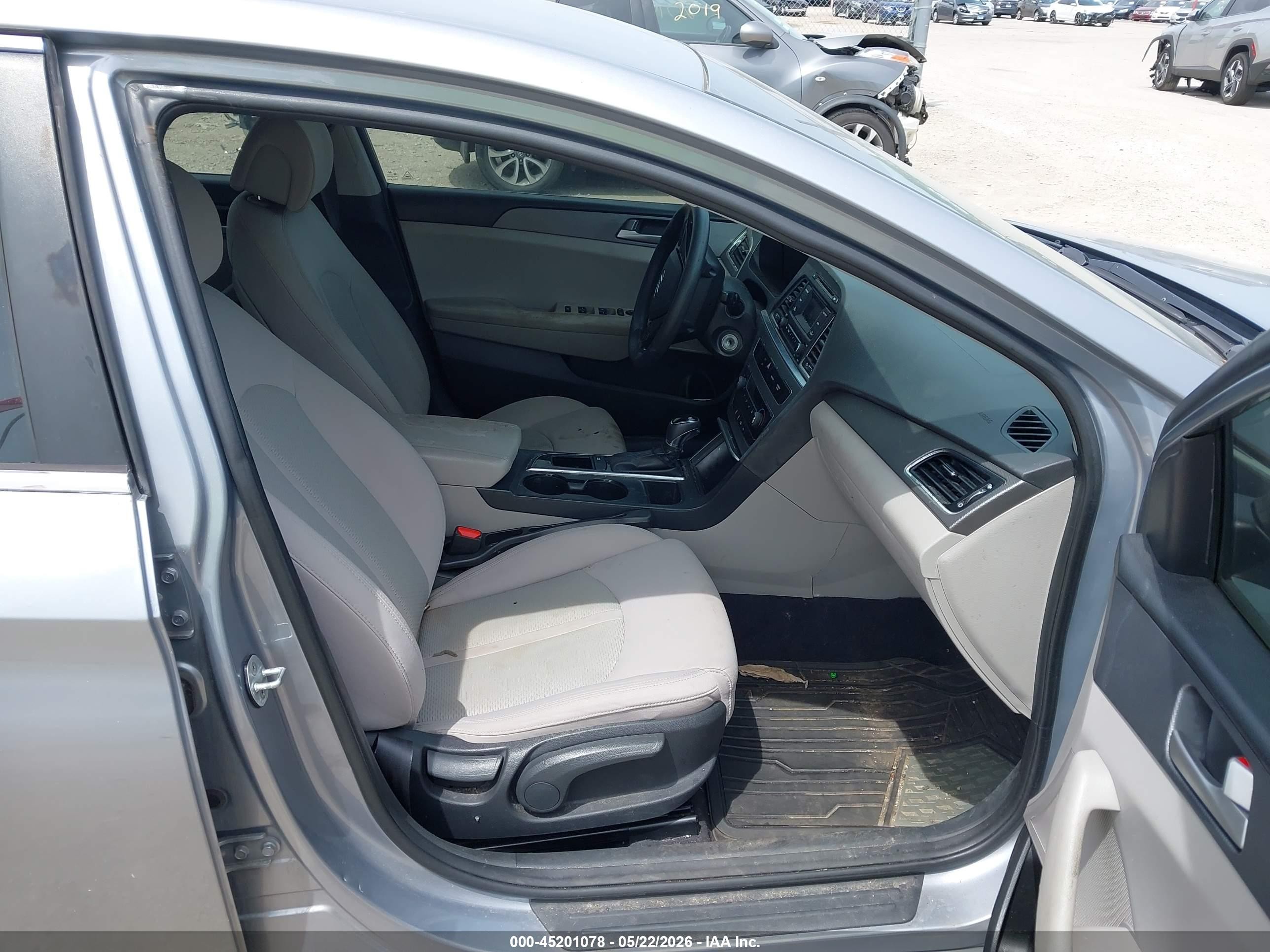 2017 Hyundai Sonata   Серебряный vin: 5NPE24AF3HH492757