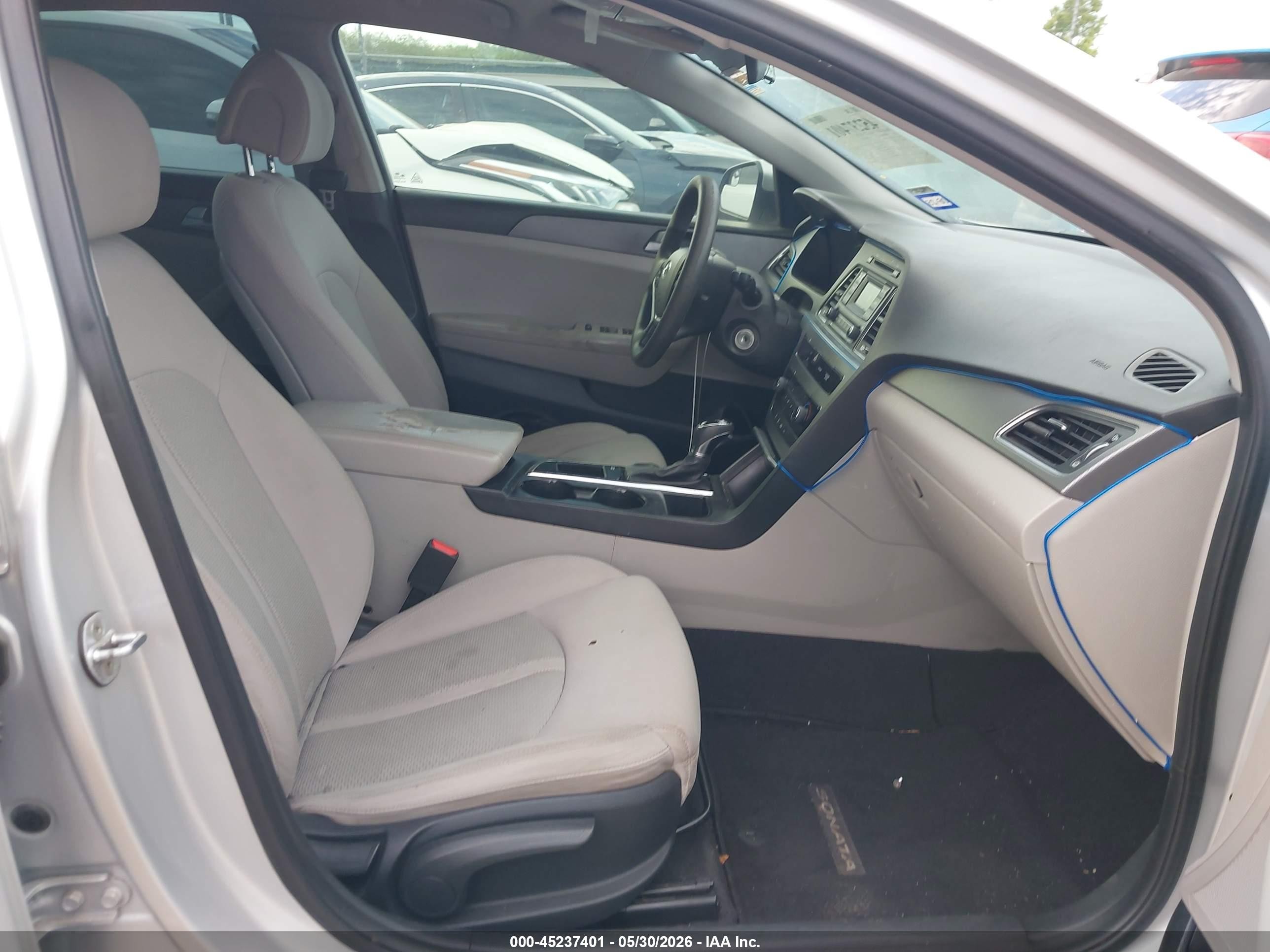 2017 Hyundai Sonata   Silver vin: 5NPE24AF5HH529131