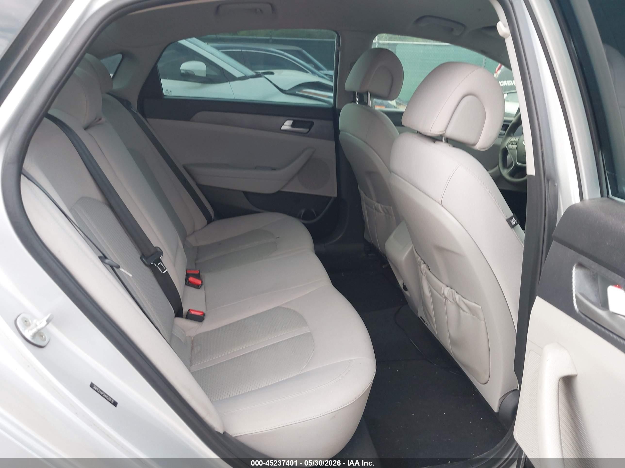 2017 Hyundai Sonata   Silver vin: 5NPE24AF5HH529131