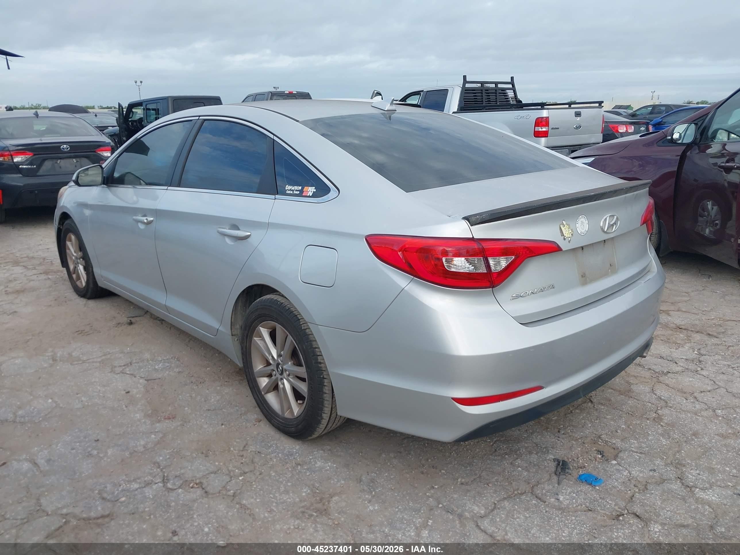 2017 Hyundai Sonata   Silver vin: 5NPE24AF5HH529131