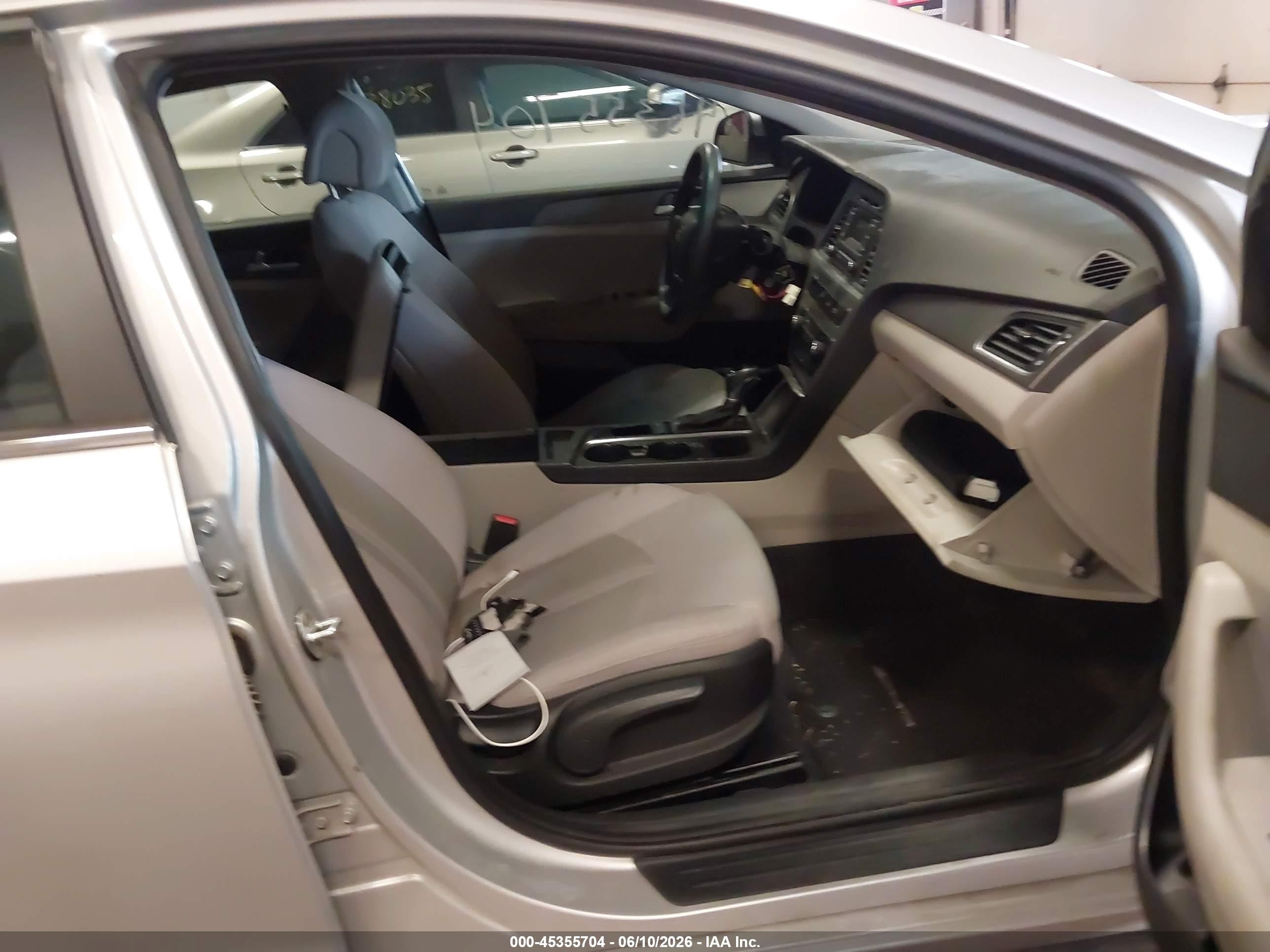 2017 Hyundai Sonata   Silver vin: 5NPE24AF9HH533649