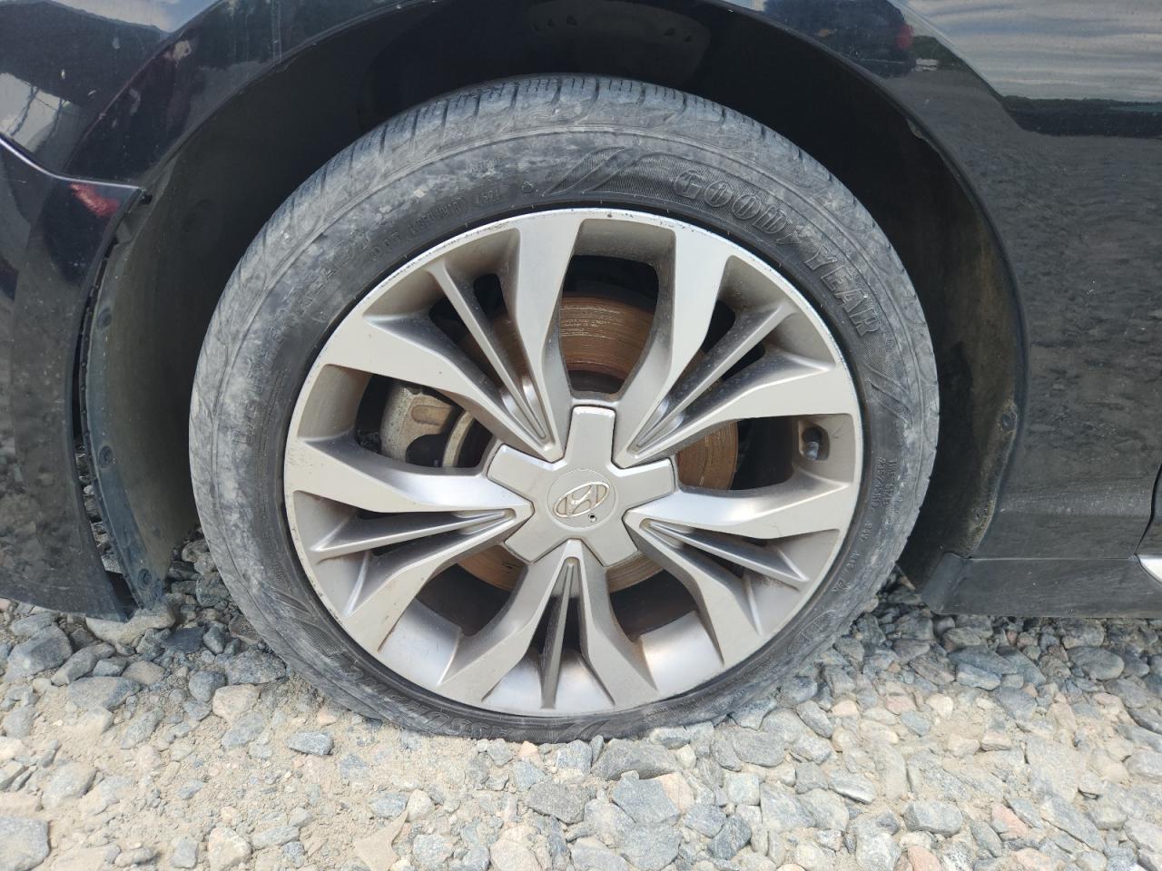 2015 Hyundai Sonata Limited 2.0t Black vin: 5NPE34AB1FH197454 Damage: Left Front Tire, Flat, Repair Required