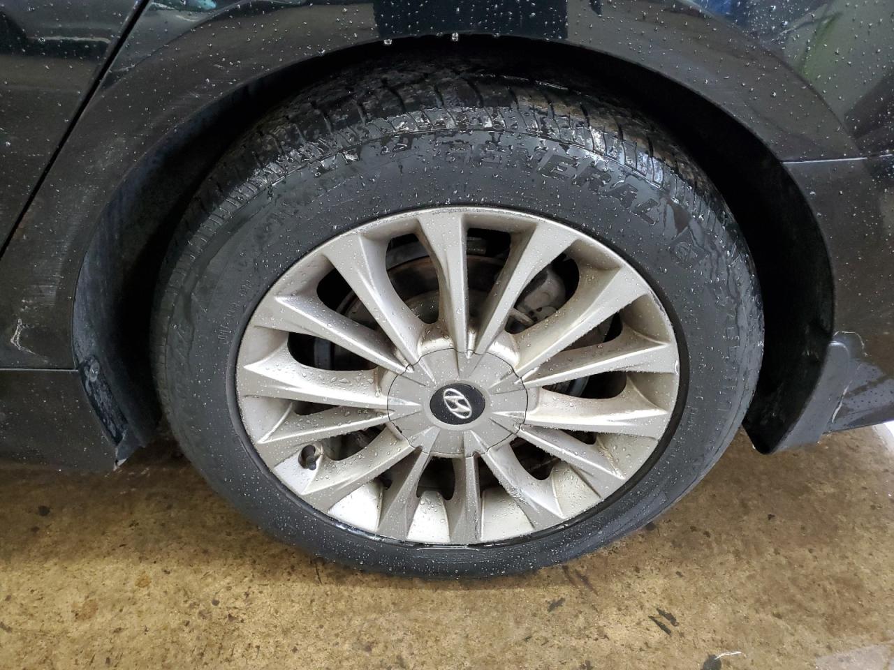 2015 Hyundai Sonata Limited Black vin: 5NPE34AF1FH199952 Damage: Left Rear Wheel, Curb Rash, > 12 Inches