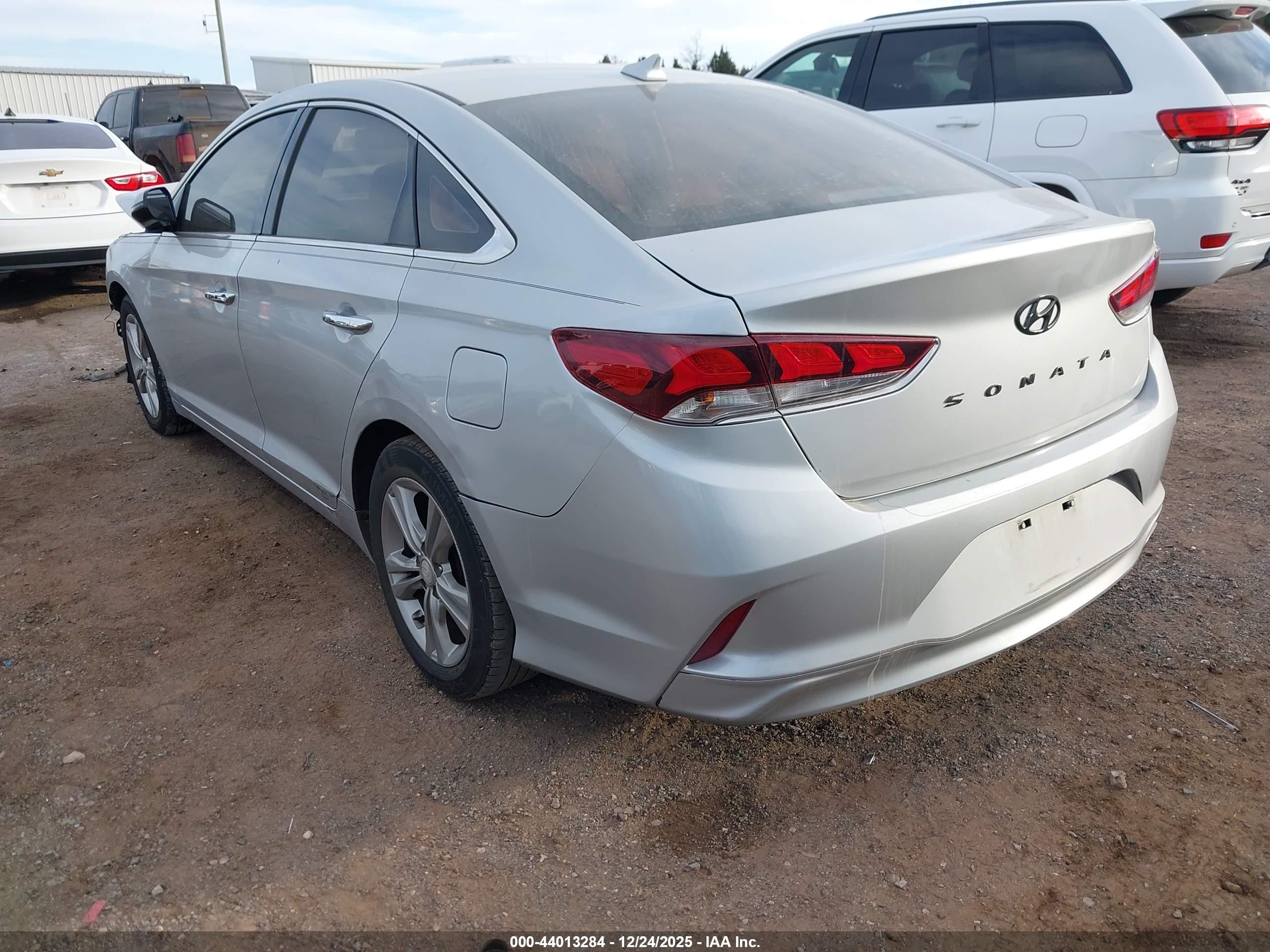 2018 Hyundai Sonata Limited Silver vin: 5NPE34AF3JH678589
