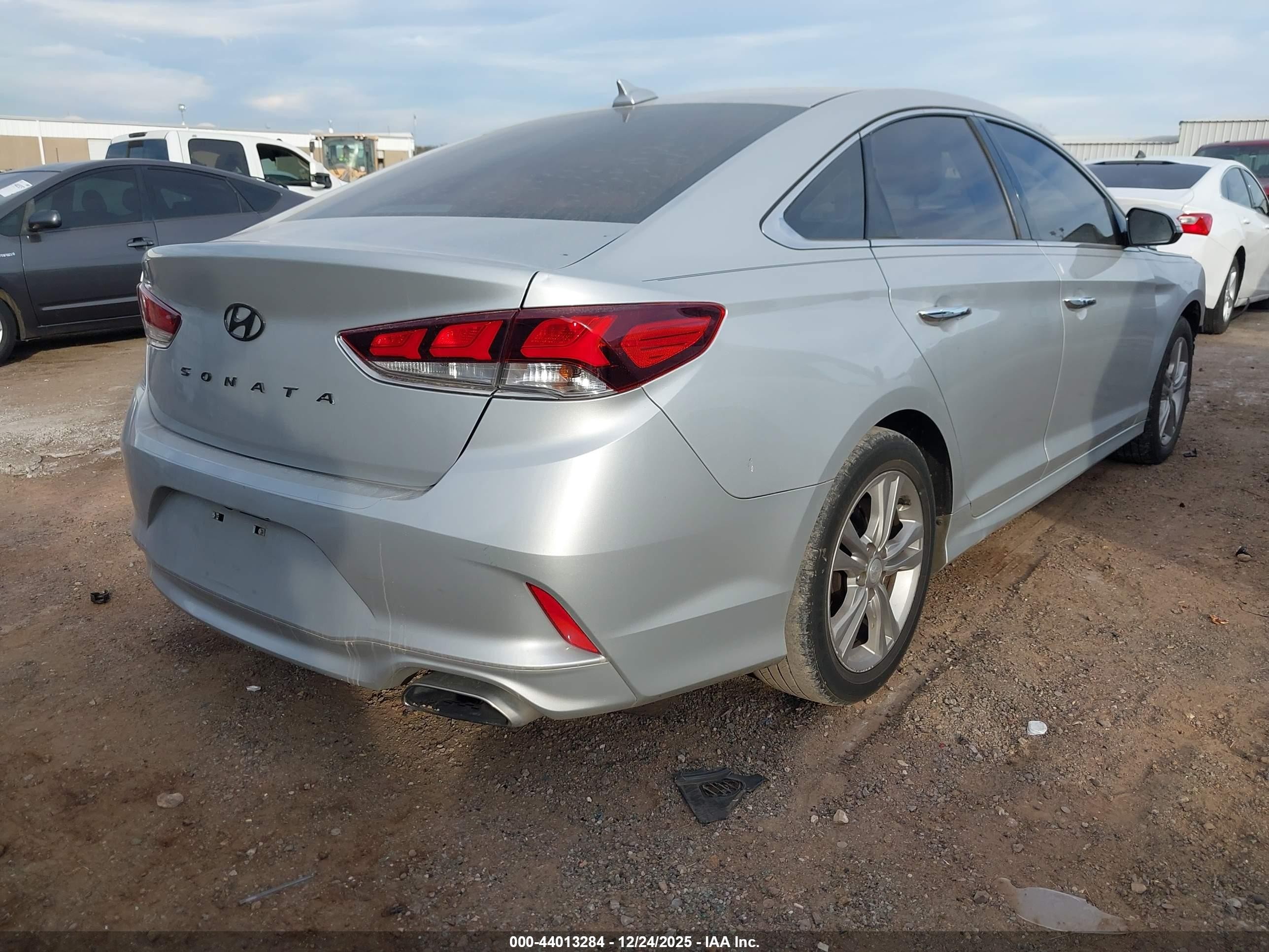 2018 Hyundai Sonata Limited Silver vin: 5NPE34AF3JH678589