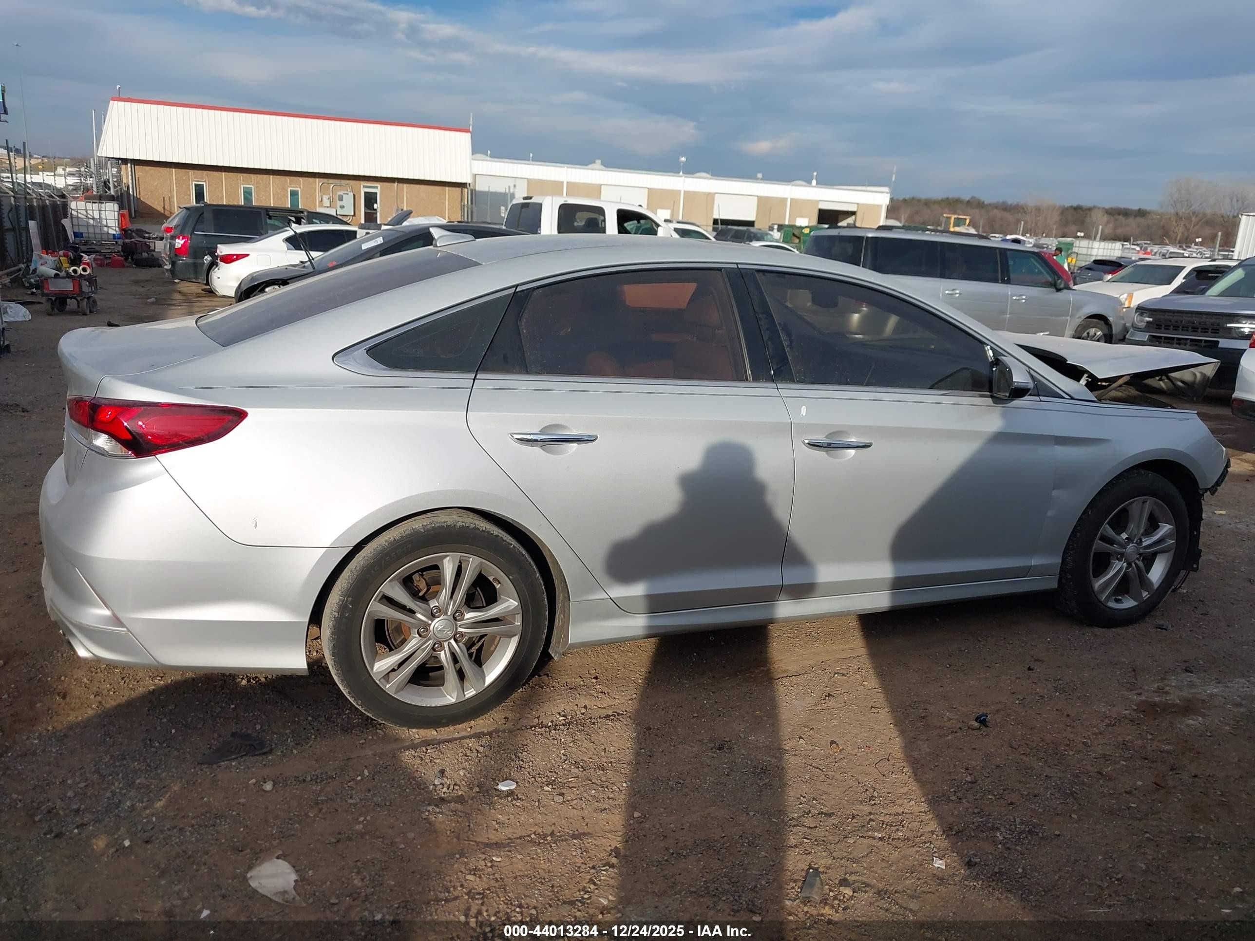 2018 Hyundai Sonata Limited Silver vin: 5NPE34AF3JH678589