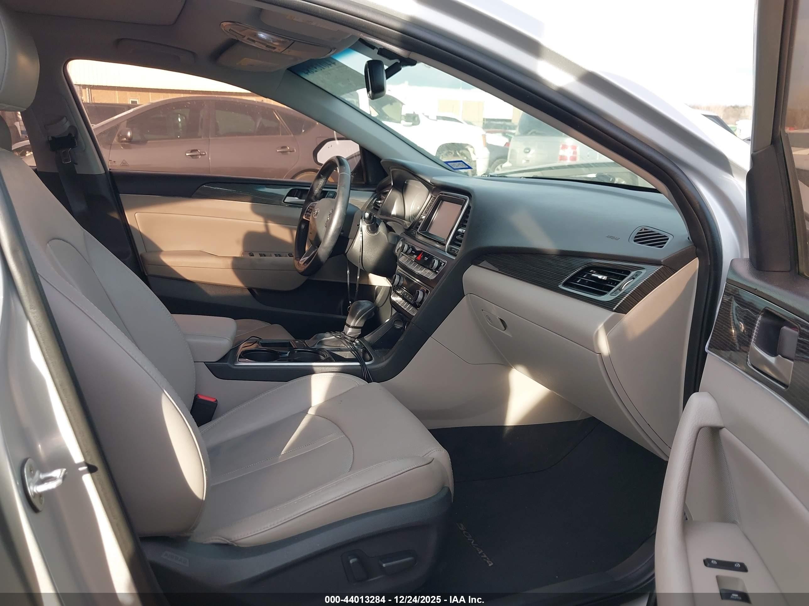 2018 Hyundai Sonata Limited Silver vin: 5NPE34AF3JH678589