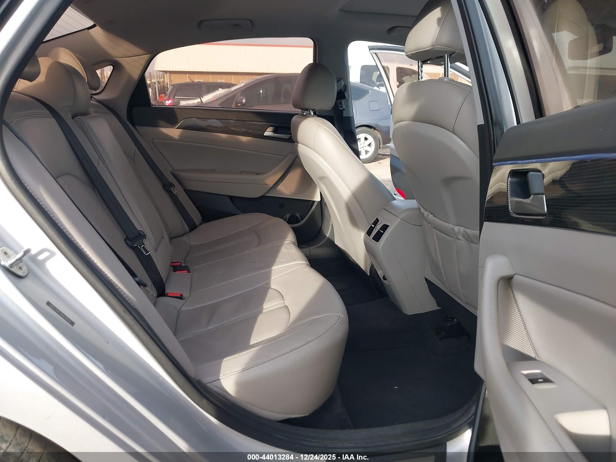 2018 Hyundai Sonata Limited Silver vin: 5NPE34AF3JH678589