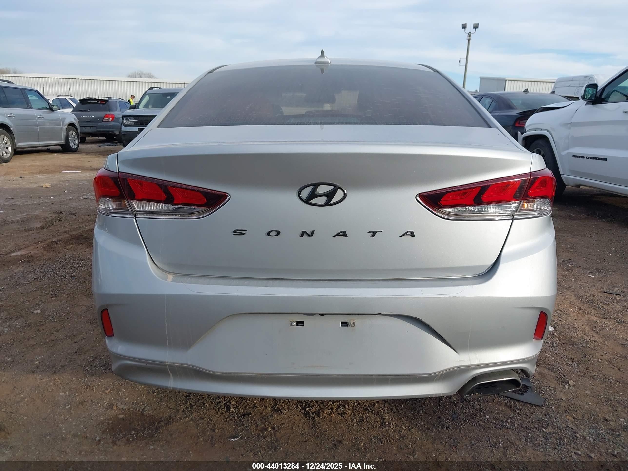2018 Hyundai Sonata Limited Silver vin: 5NPE34AF3JH678589