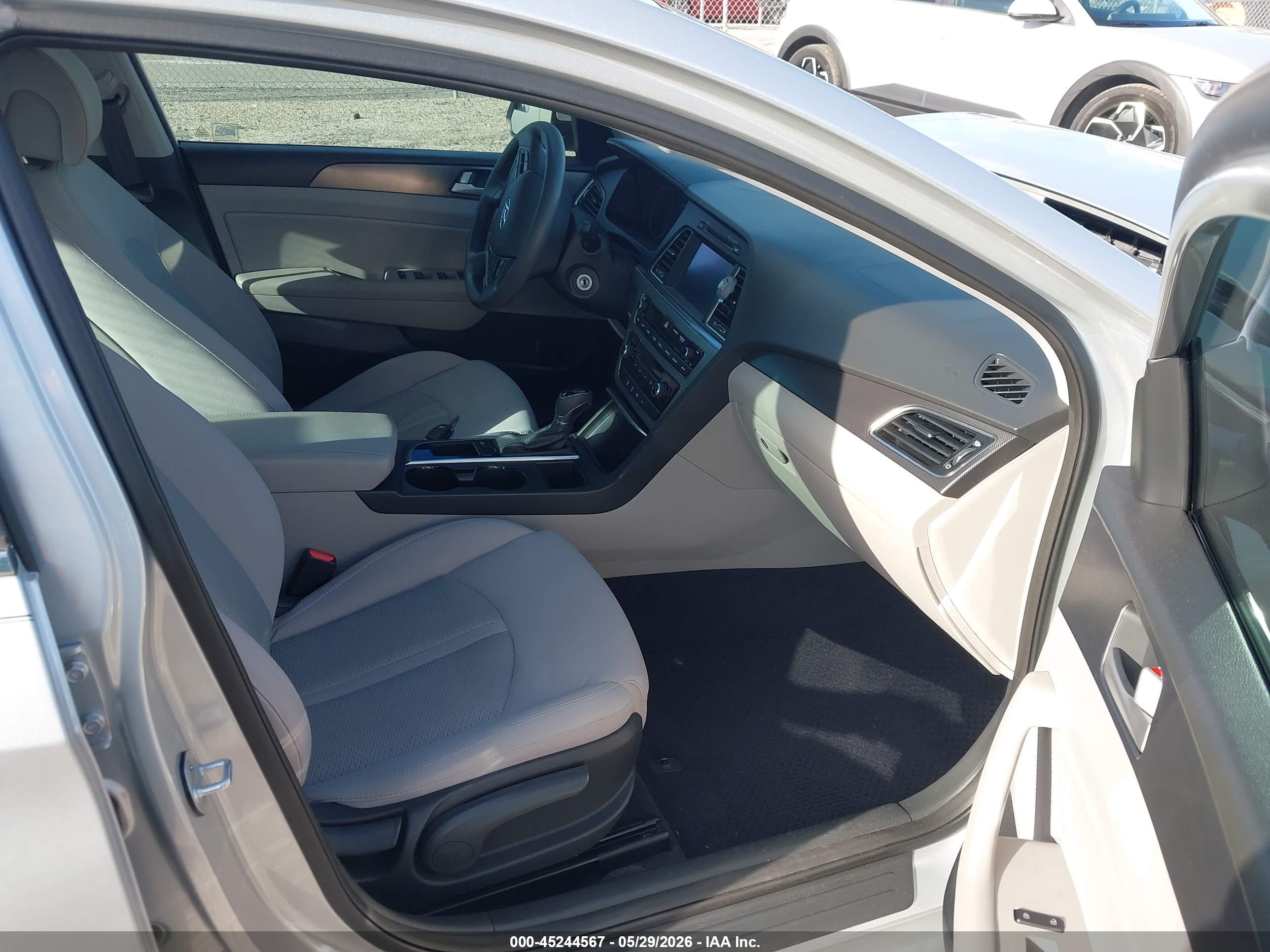 2016 Hyundai Sonata Sport Silver vin: 5NPE34AF9GH327971