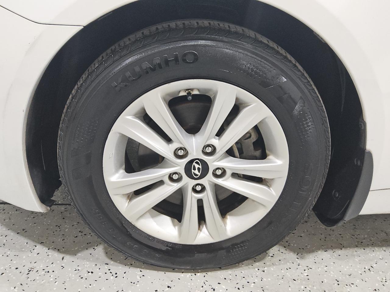 2013 Hyundai Sonata Gls White vin: 5NPEB4AC1DH598964 Damage: Right Rear Wheel Cover, Curb Rash, 1 To 2 Inches