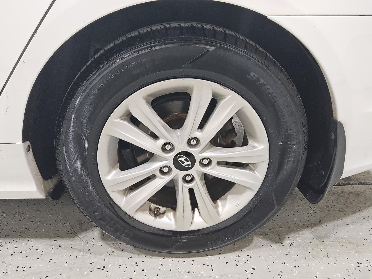 2013 Hyundai Sonata Gls White vin: 5NPEB4AC1DH598964 Damage: Right Front Wheel Cover, Curb Rash, > 12 Inches