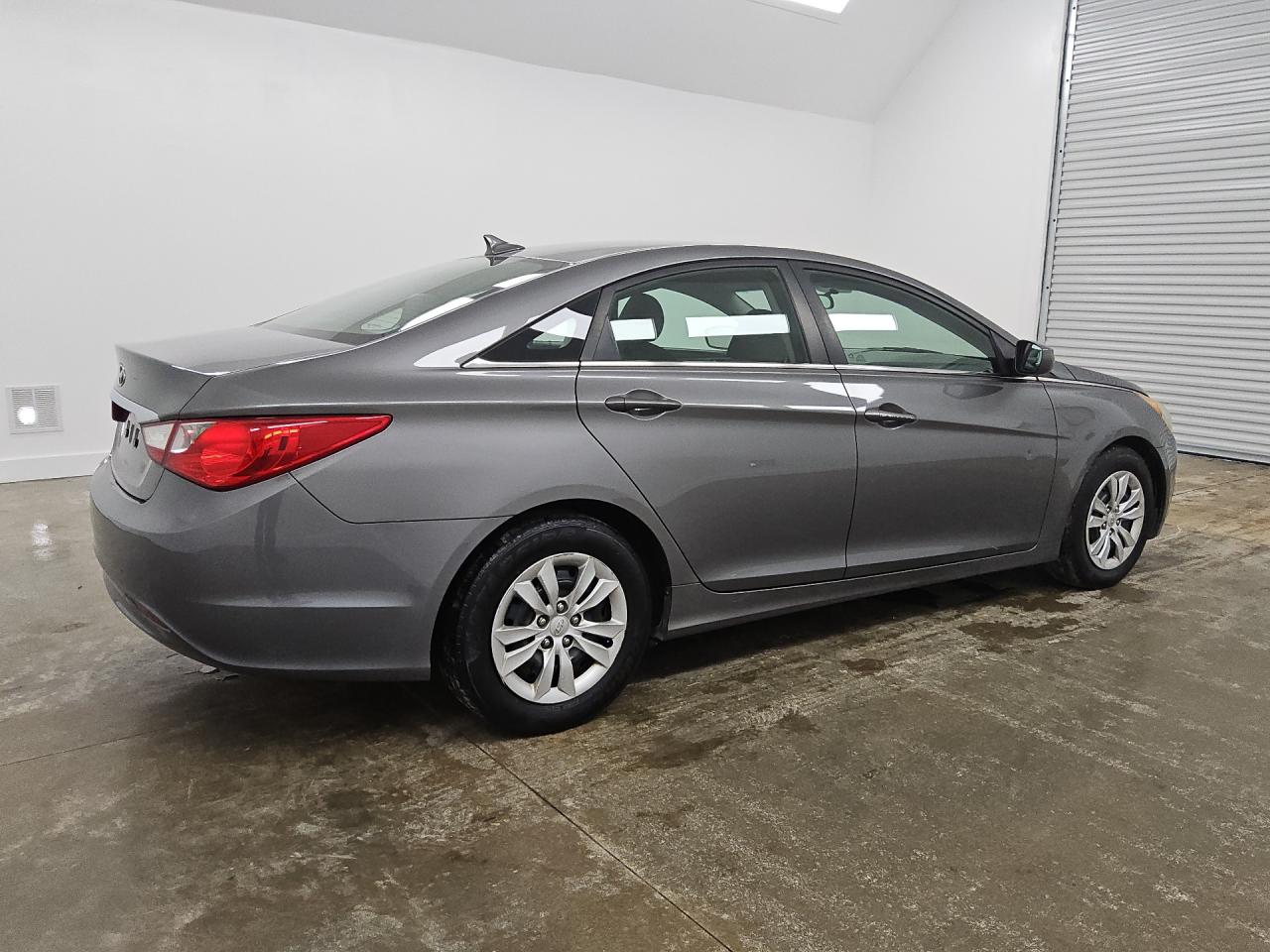 2011 Hyundai Sonata Gls Gray vin: 5NPEB4AC4BH221316 Damage: Right Rear Tire, Worn, Replacement Required