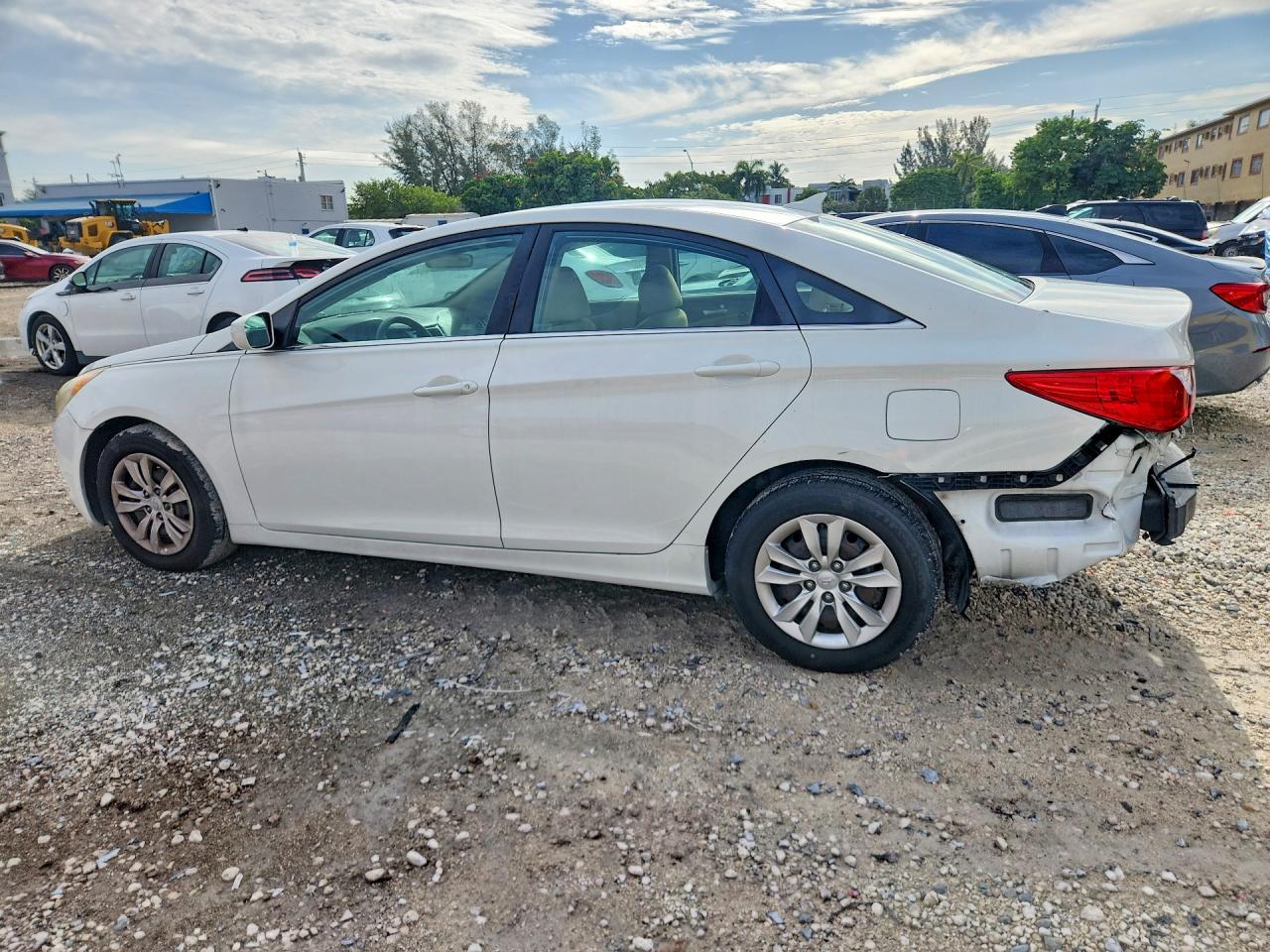 2011 Hyundai Sonata White vin: 5NPEB4AC5BH223950