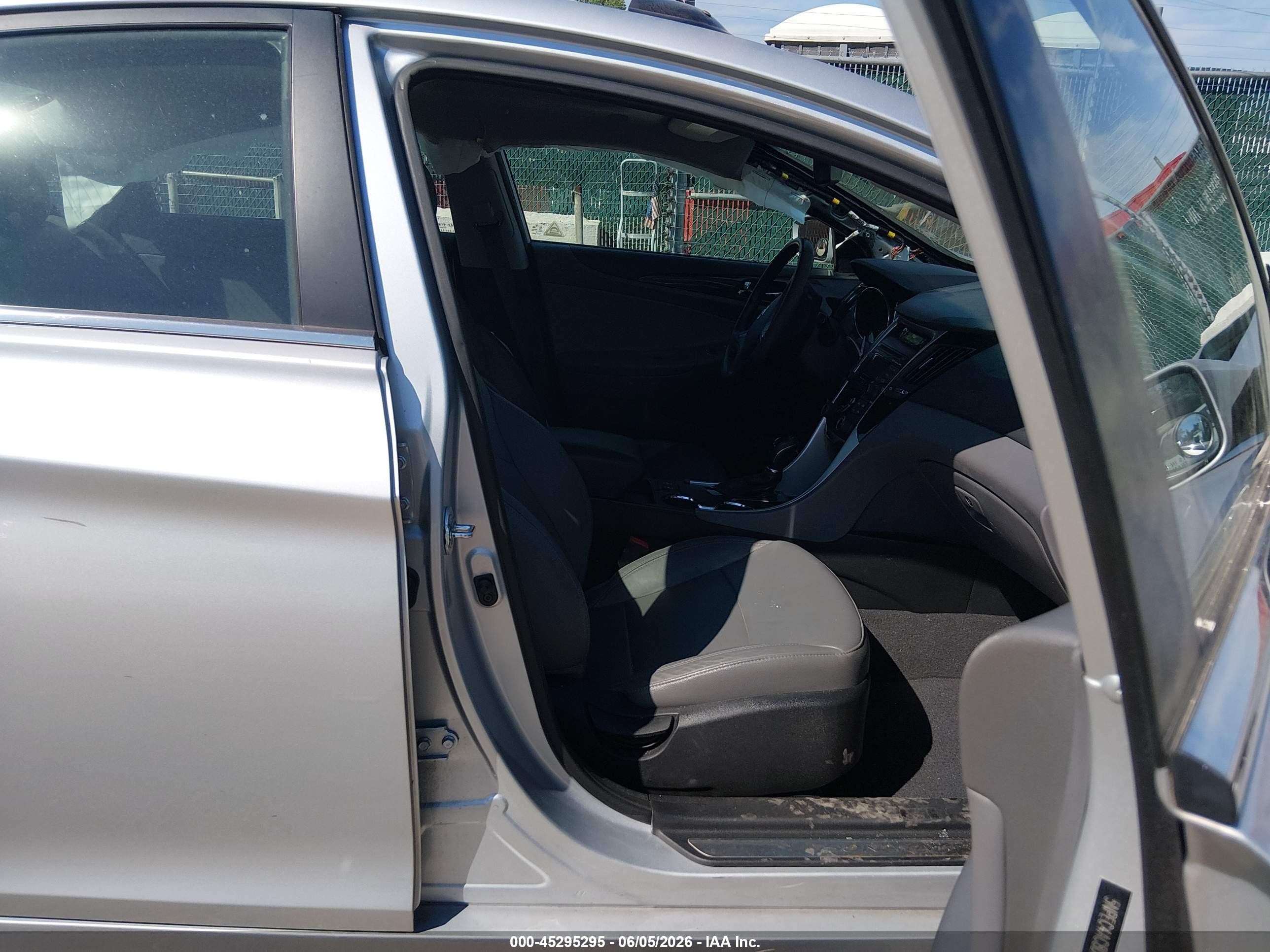 2013 Hyundai Sonata Limited Silver vin: 5NPEC4AC8DH631388