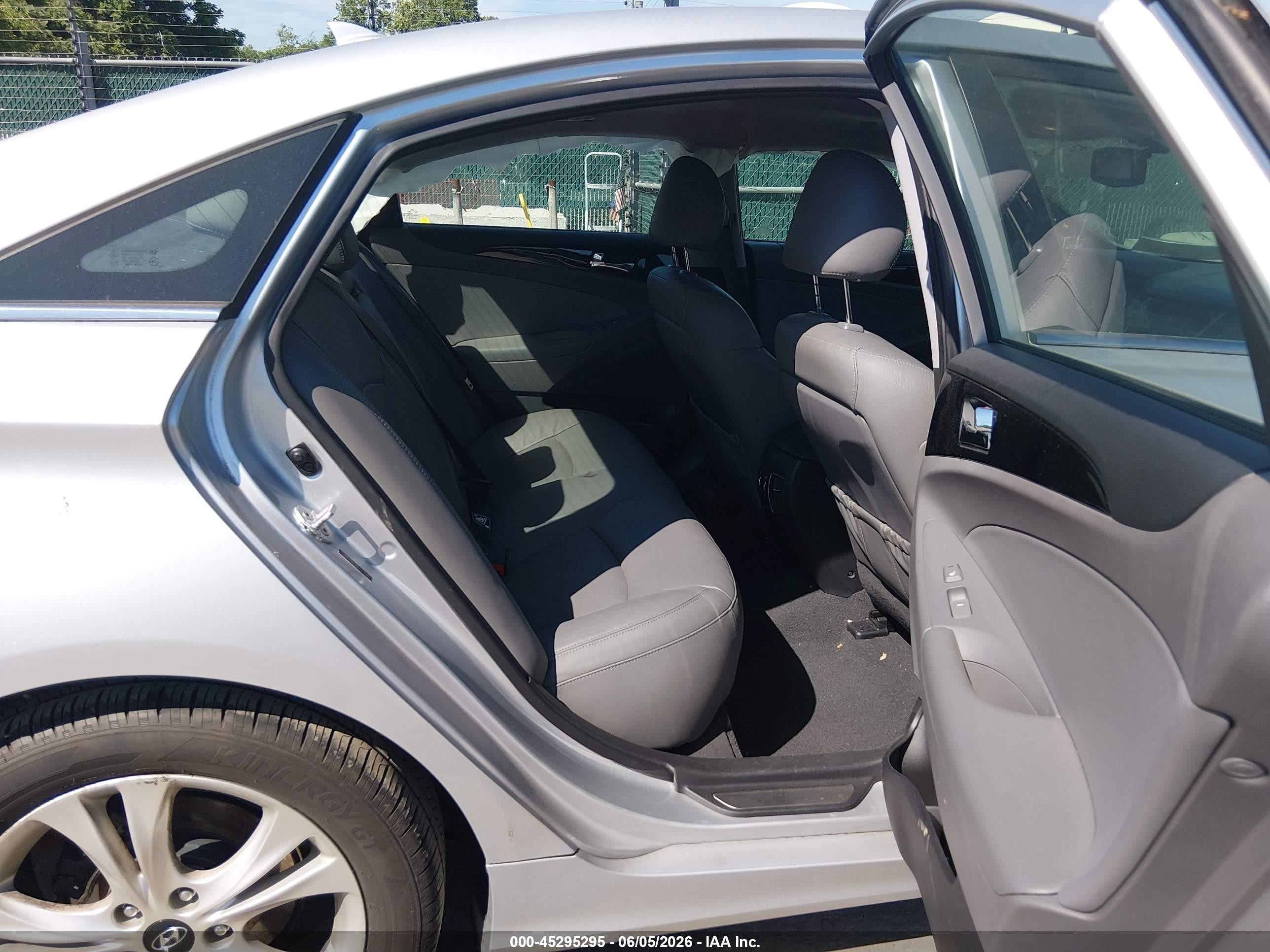 2013 Hyundai Sonata Limited Silver vin: 5NPEC4AC8DH631388