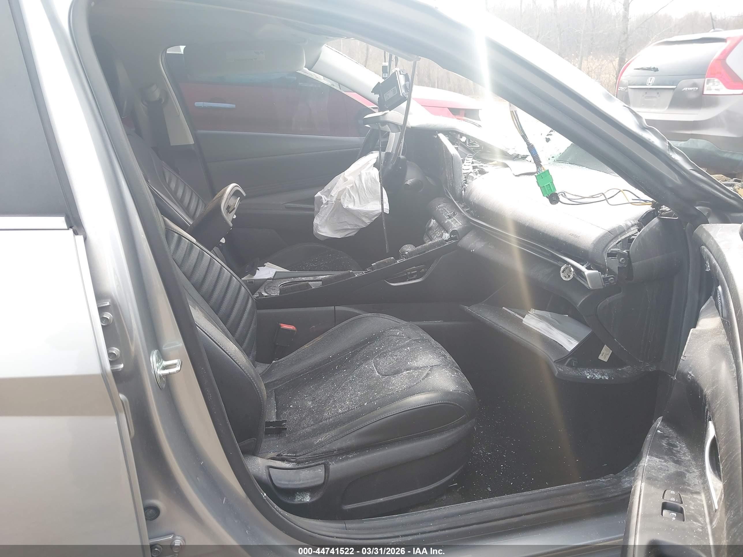 2022 Hyundai Elantra Limited Silver vin: 5NPLP4AG9NH065368