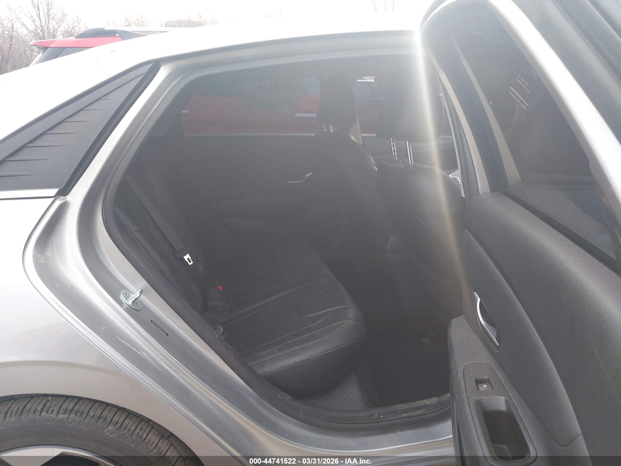 2022 Hyundai Elantra Limited Silver vin: 5NPLP4AG9NH065368