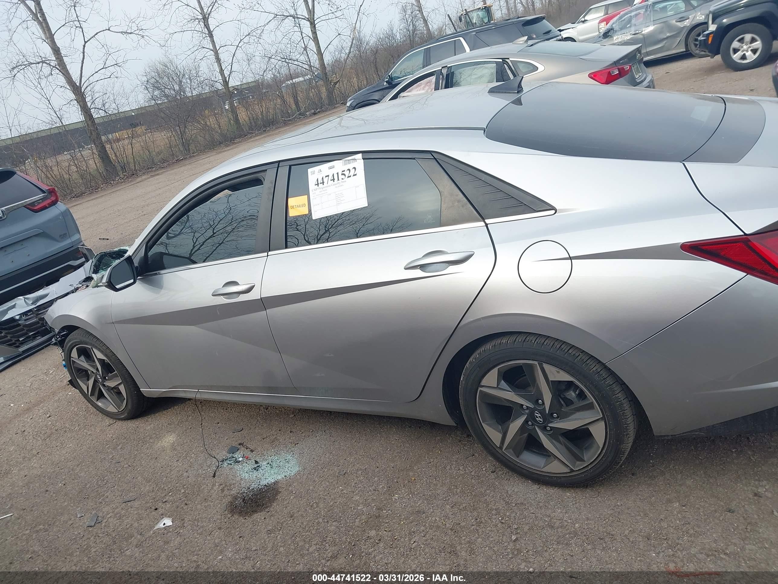 2022 Hyundai Elantra Limited Silver vin: 5NPLP4AG9NH065368