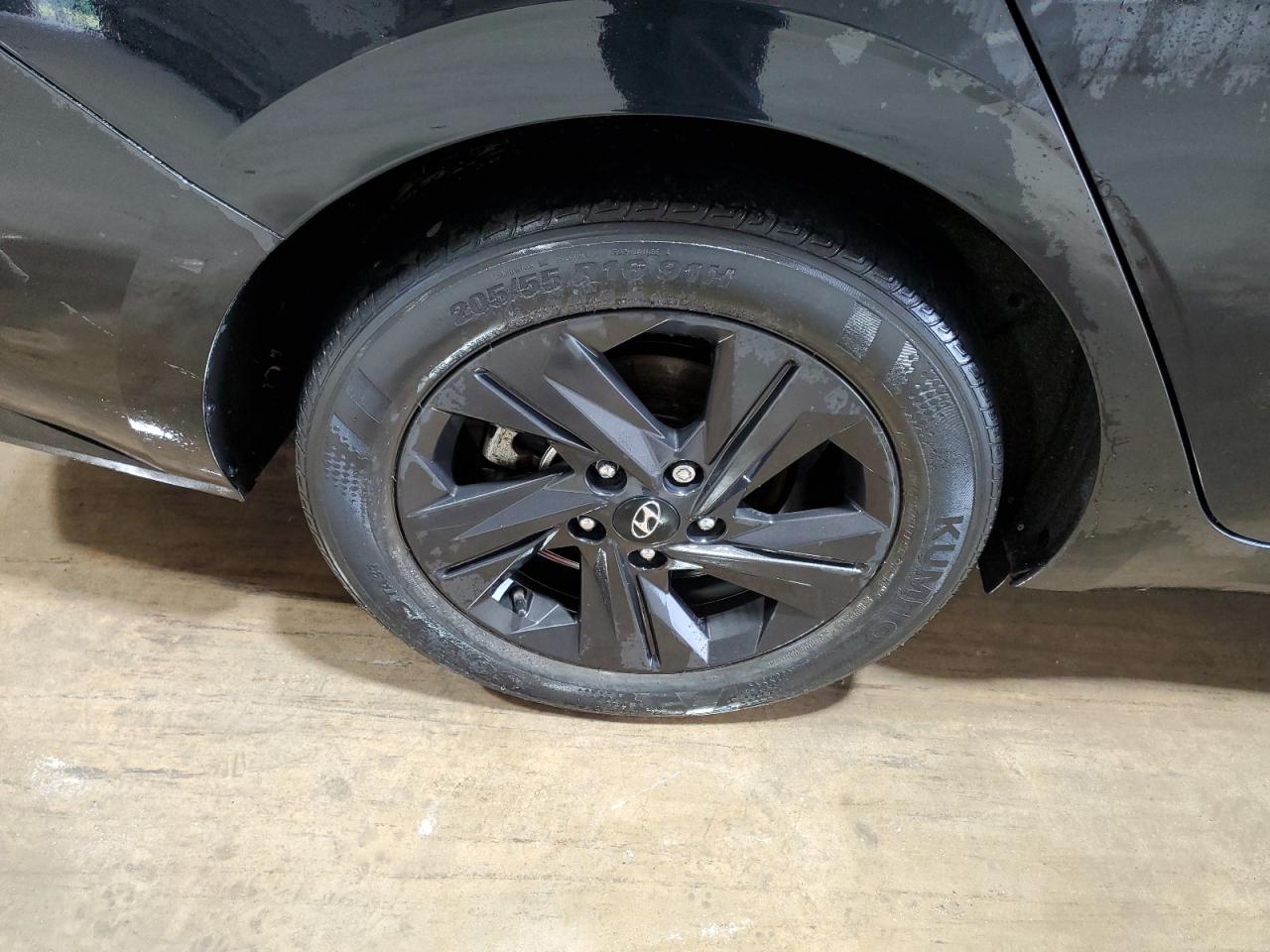 2022 Hyundai Elantra Sel Black vin: 5NPLS4AG6NH059106 Damage: Right Rear Tire, Worn, Replacement Required