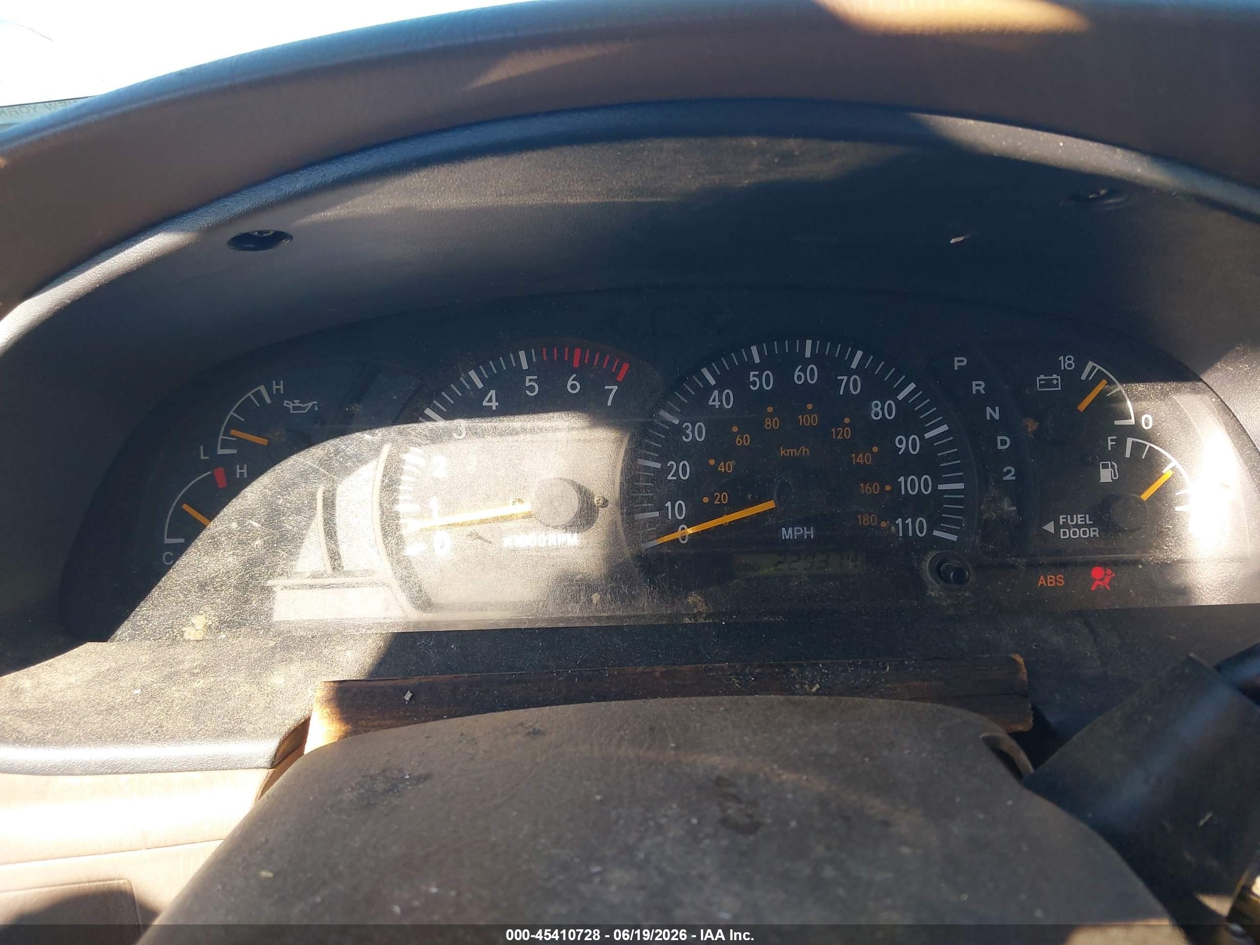 2004 Toyota Tundra Sr5 V8 Красный vin: 5TBBT44114S451752
