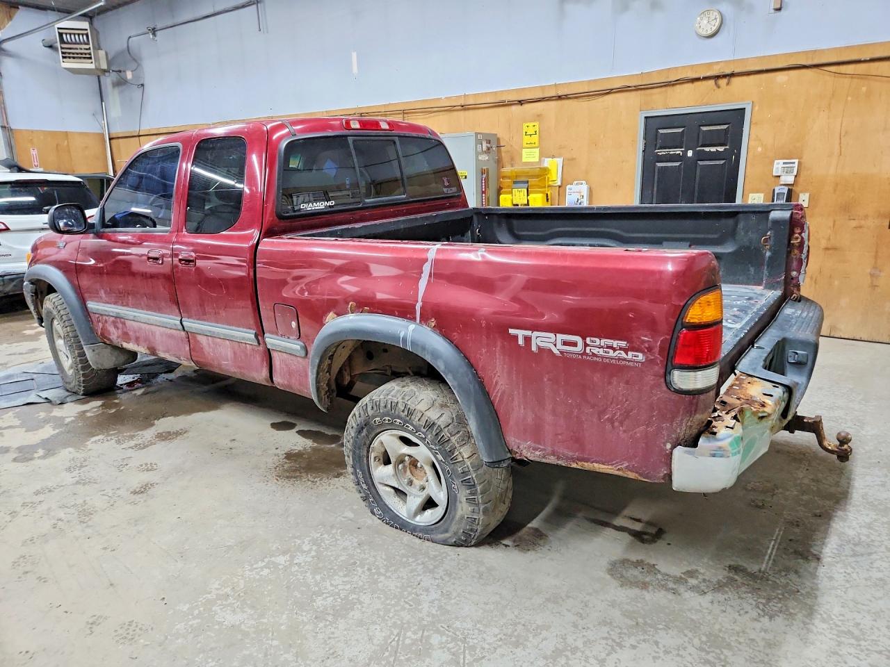 2000 Toyota Tundra Sr5 Burgundy vin: 5TBBT4412YS037336