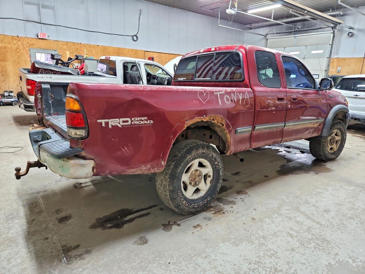 2000 Toyota Tundra Sr5 Burgundy vin: 5TBBT4412YS037336