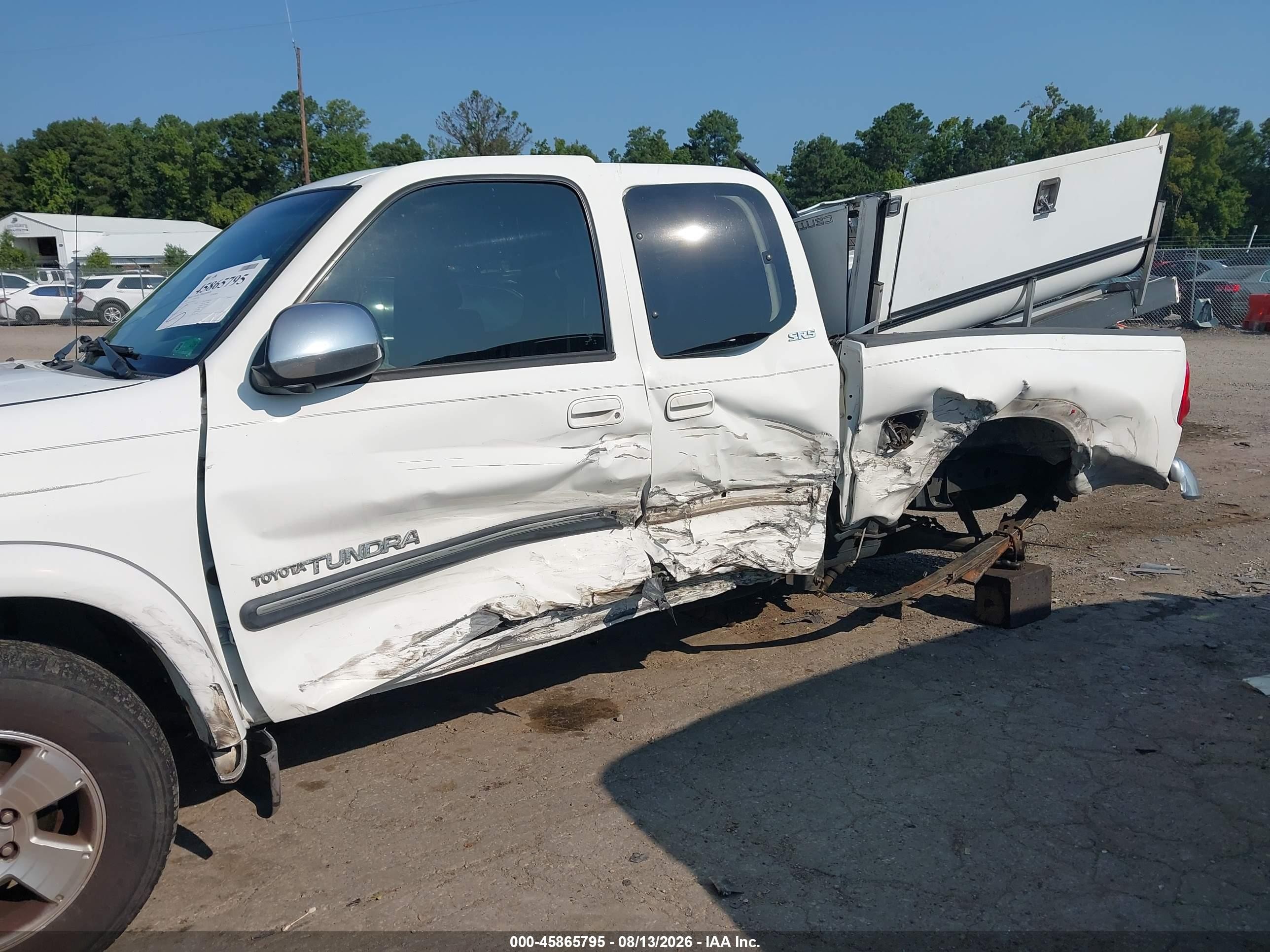 2005 Toyota Tundra Sr5 V8 White vin: 5TBBT44135S469977