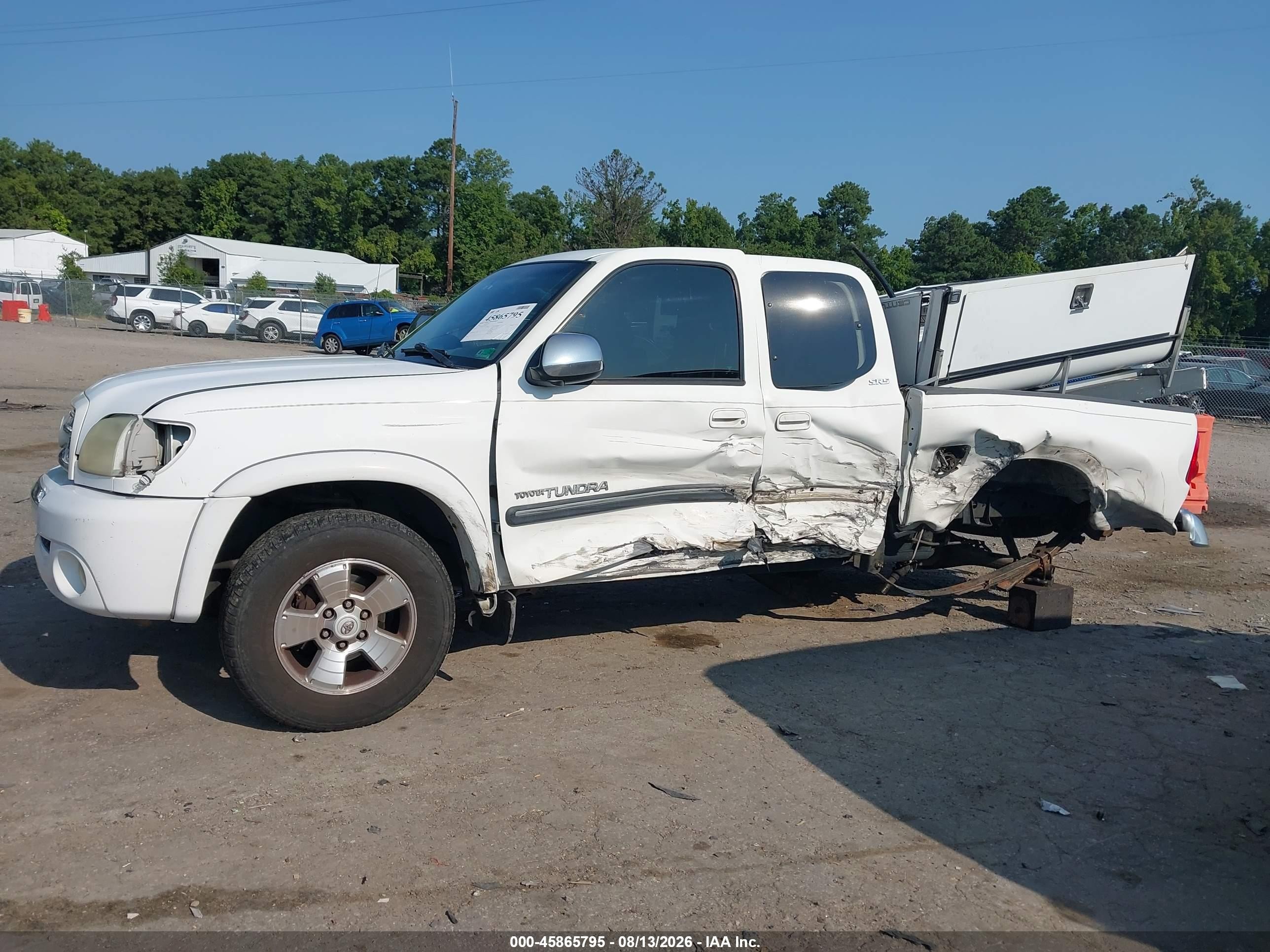 2005 Toyota Tundra Sr5 V8 White vin: 5TBBT44135S469977