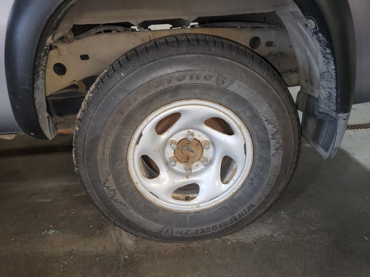 2002 Toyota Tundra Sr5 V8 Gray vin: 5TBBT44142S321381 Damage: Left Rear Center Cap, Missing, Replacement Required